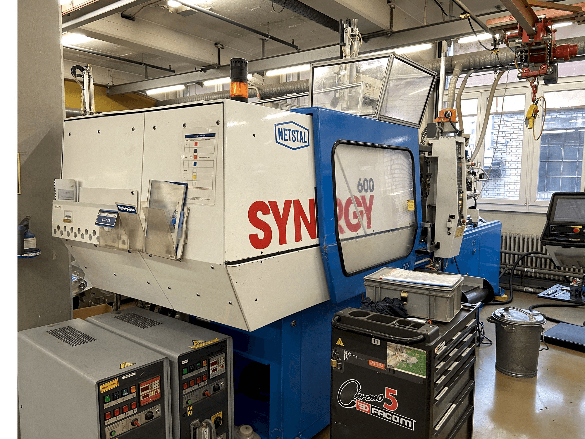 Čelní pohled na Netstal SYNERGY 600-110 stroj