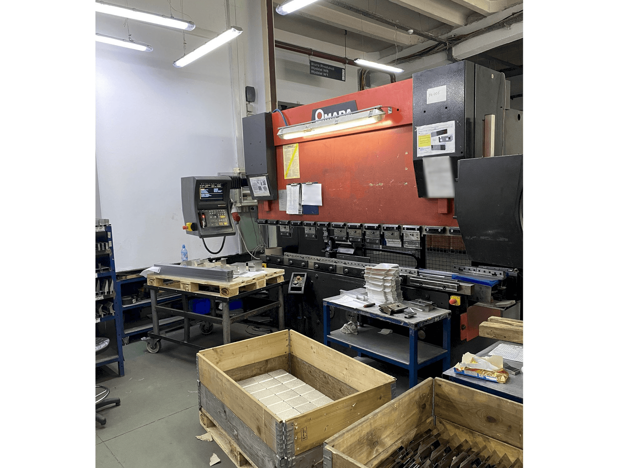 Čelní pohled na AMADA HFBO 8025 stroj