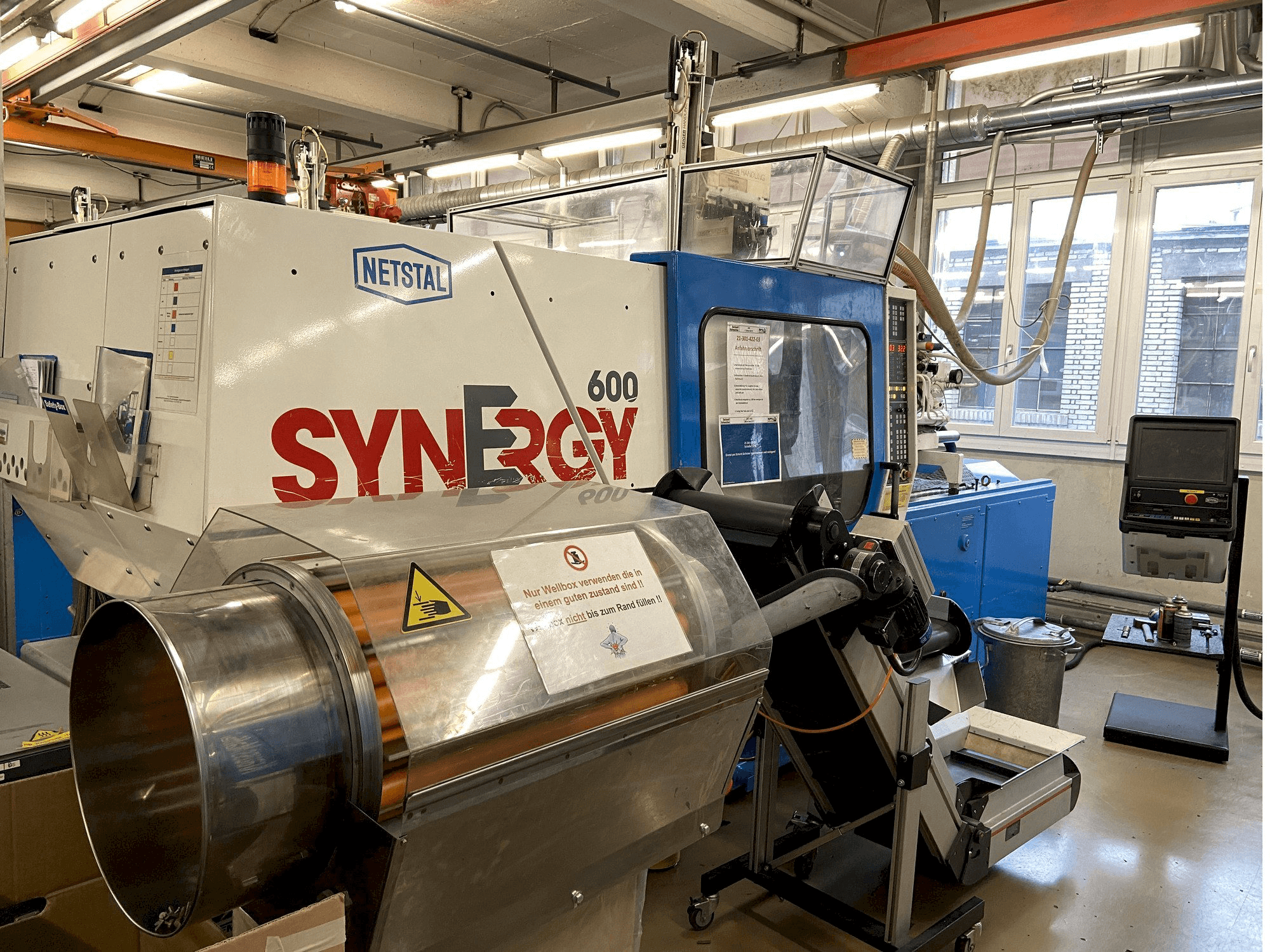 Čelní pohled na Netstal SYNERGY 600-60 stroj