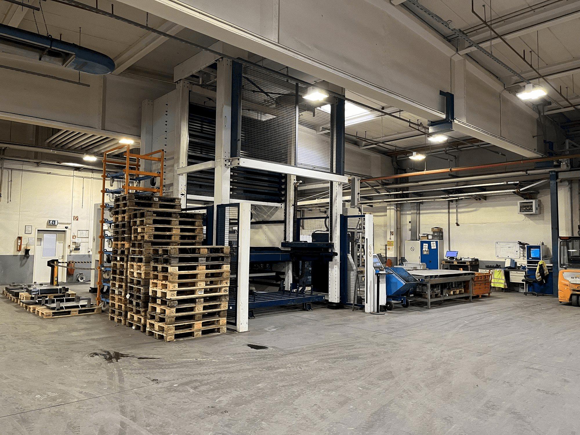 Čelní pohled na TRUMPF TruLaser 3030 L20 / Tru Store 3030 stroj