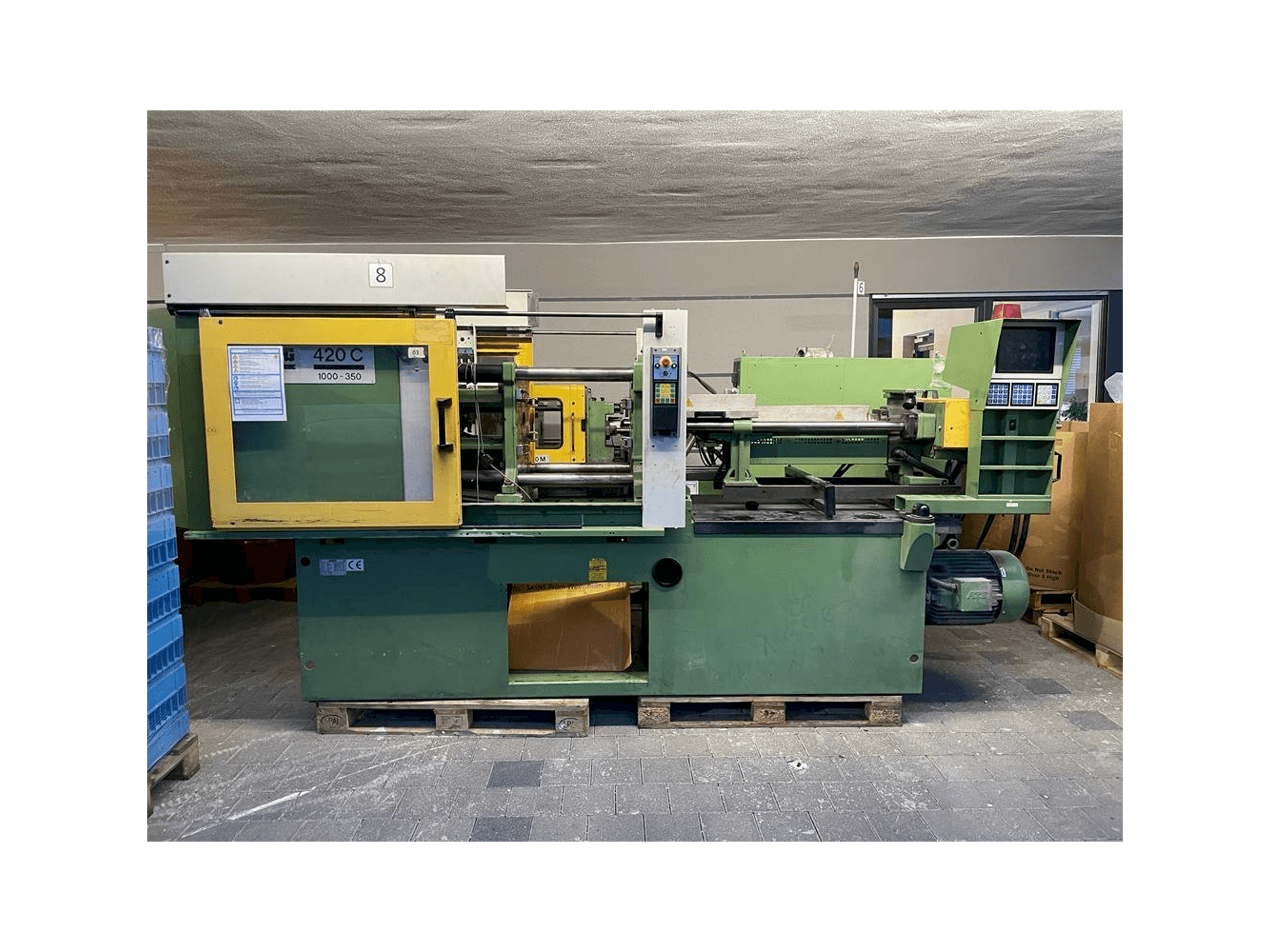 Čelní pohled na Arburg 420C mit stroj