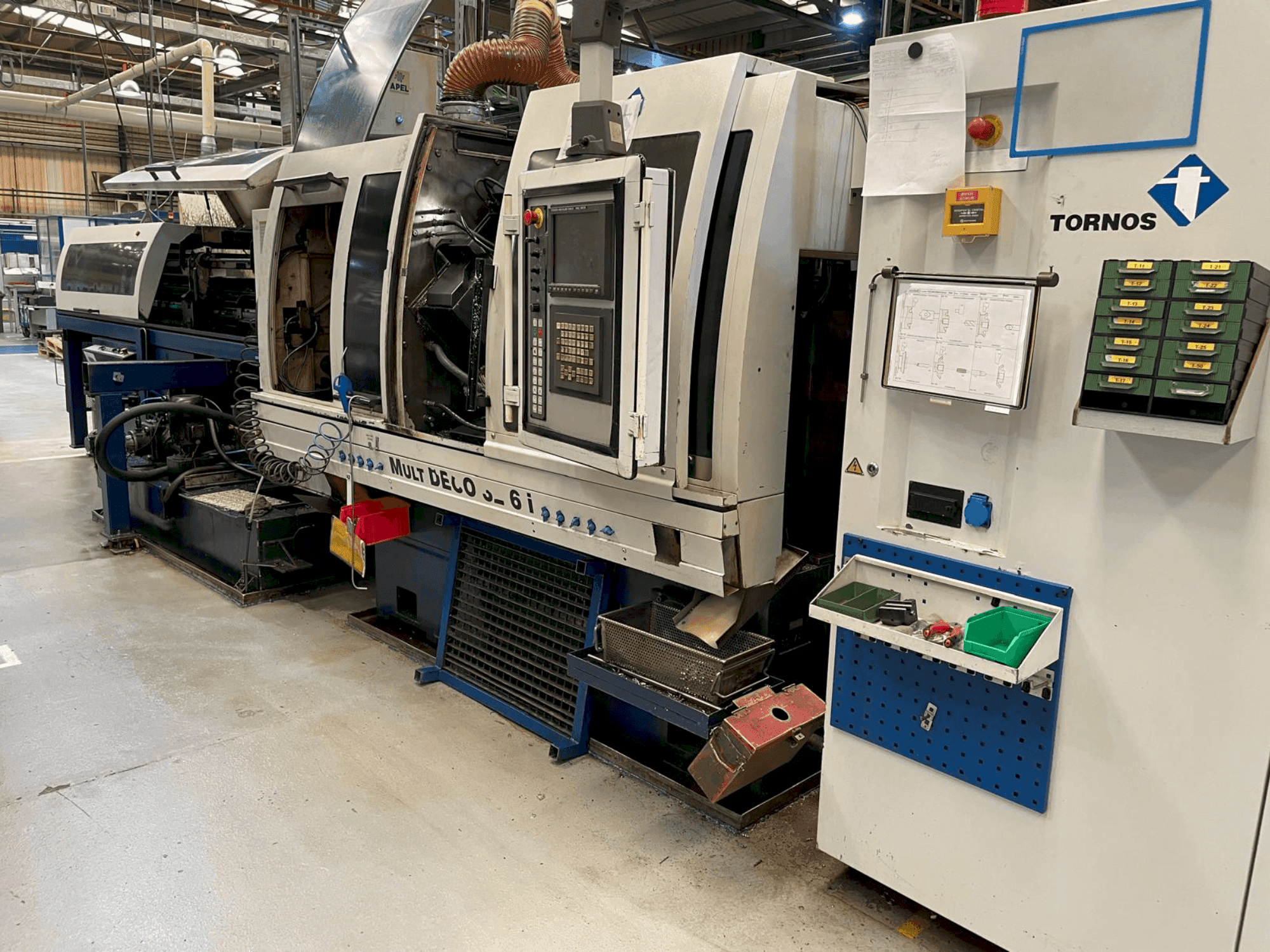 Čelní pohled na TORNOS MultiDeco 32/6i stroj