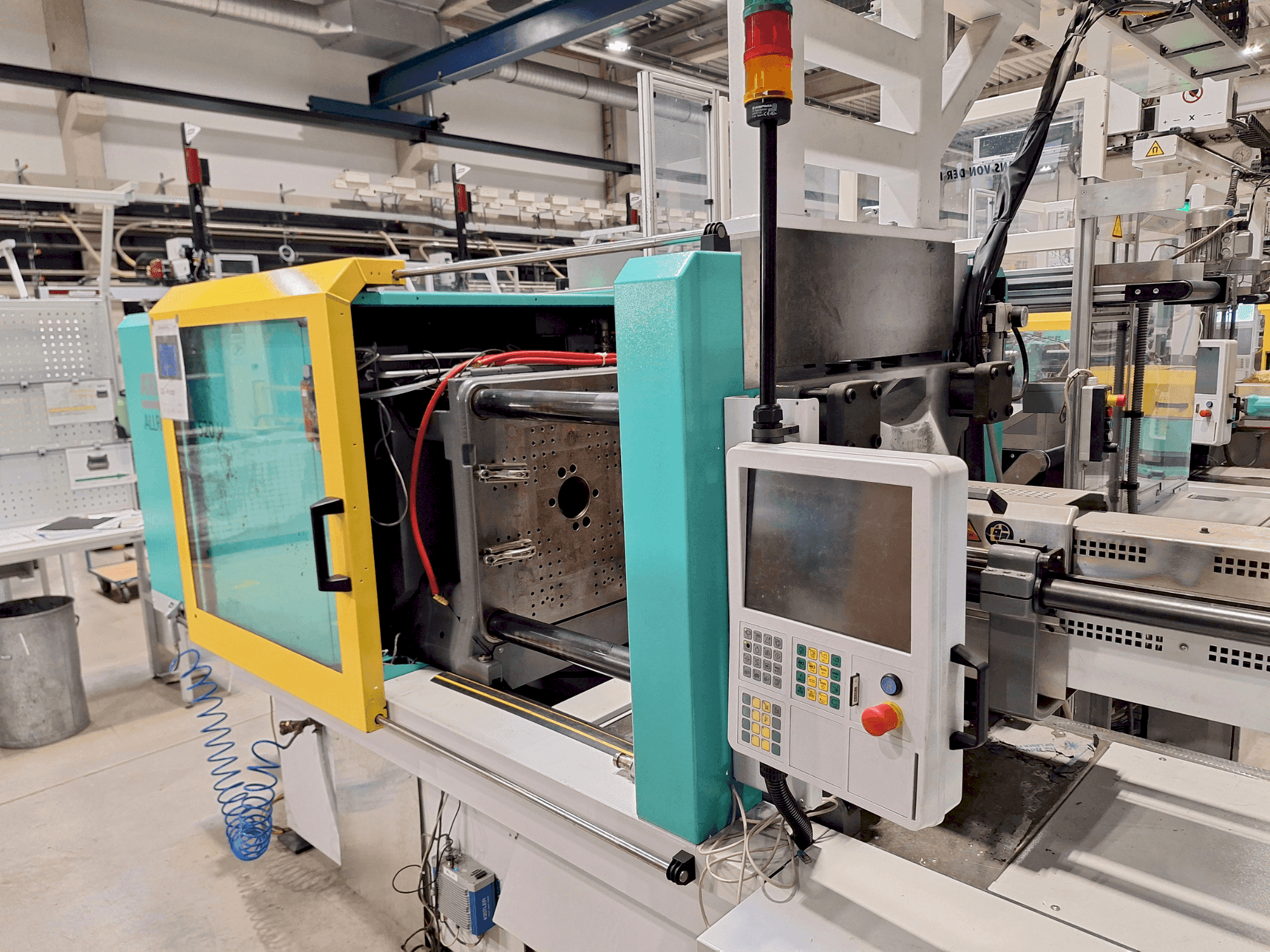 Čelní pohled na Arburg 520 H stroj