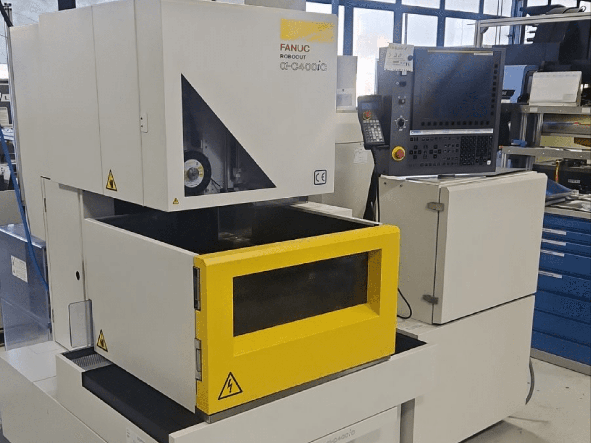 Stroj pro hloubkové elektroerozivní obrábění FANUC Robocut alpha-C400iC z čelního pohledu, s žlutou komorou pro obrobky a ovládacím panelem.