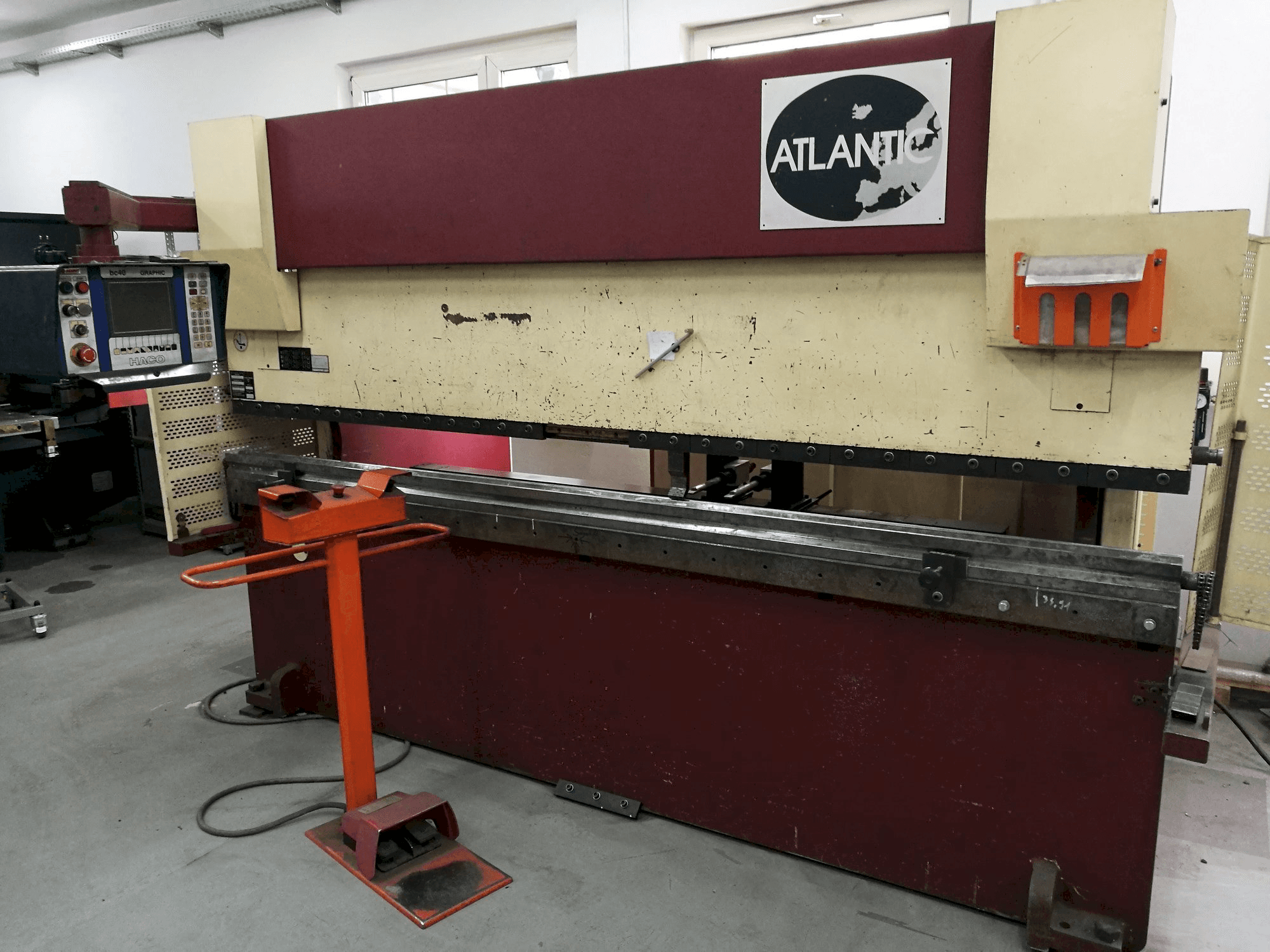 Čelní pohled na HACO ATLANTIC HPE 30100 stroj