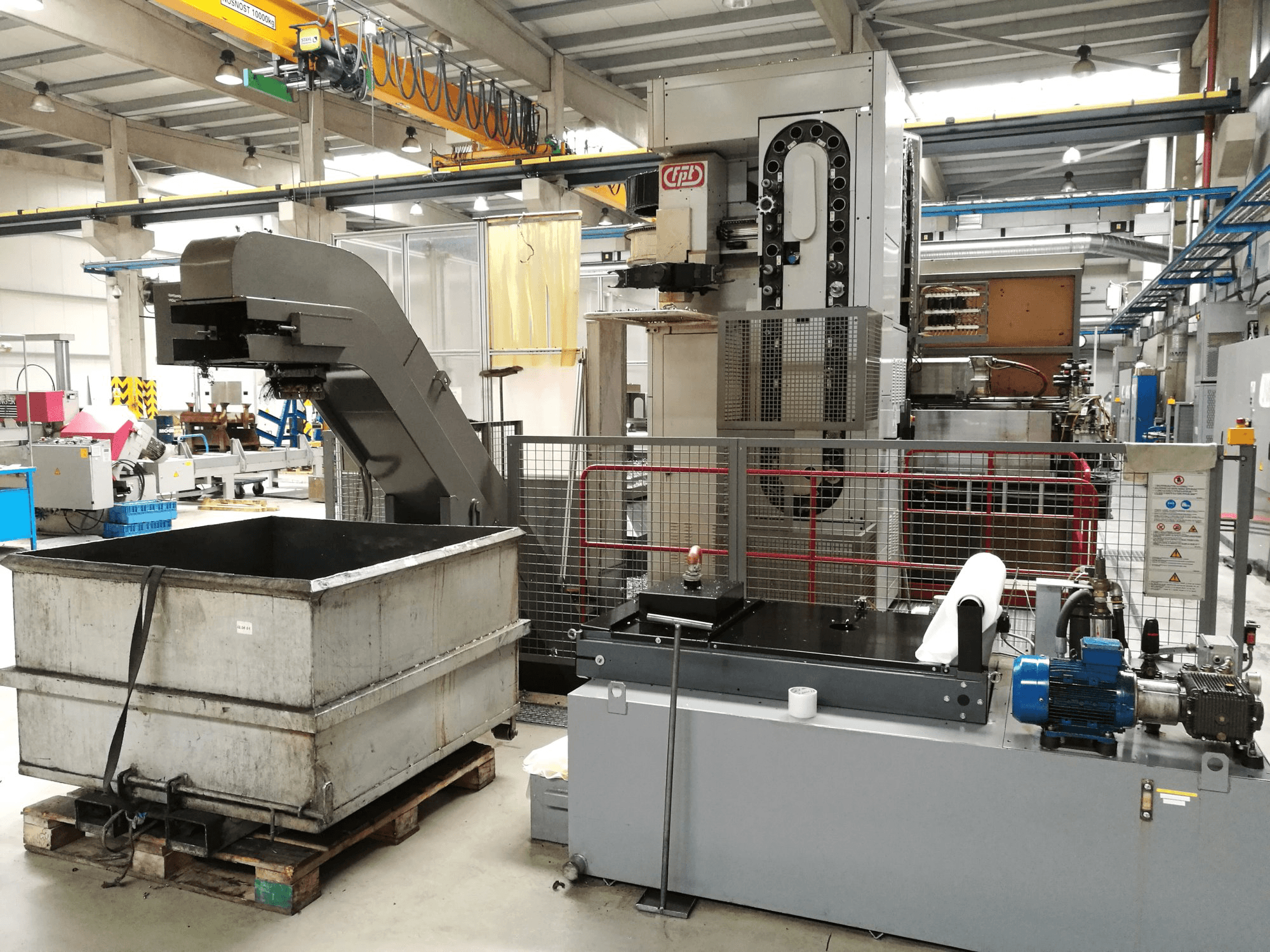 Čelní pohled na FPT AREA M stroj