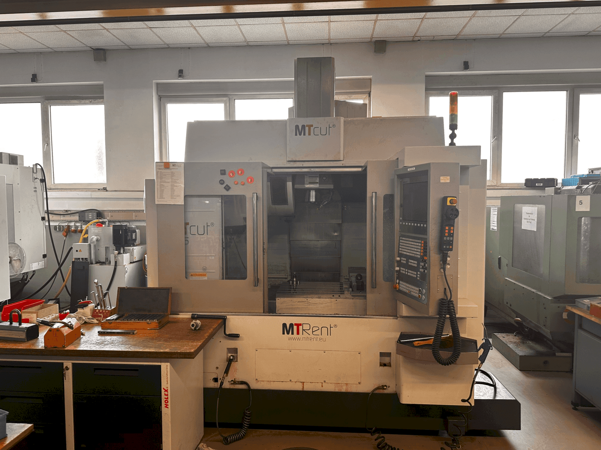 Čelní pohled na MTcut EVO V85 stroj
