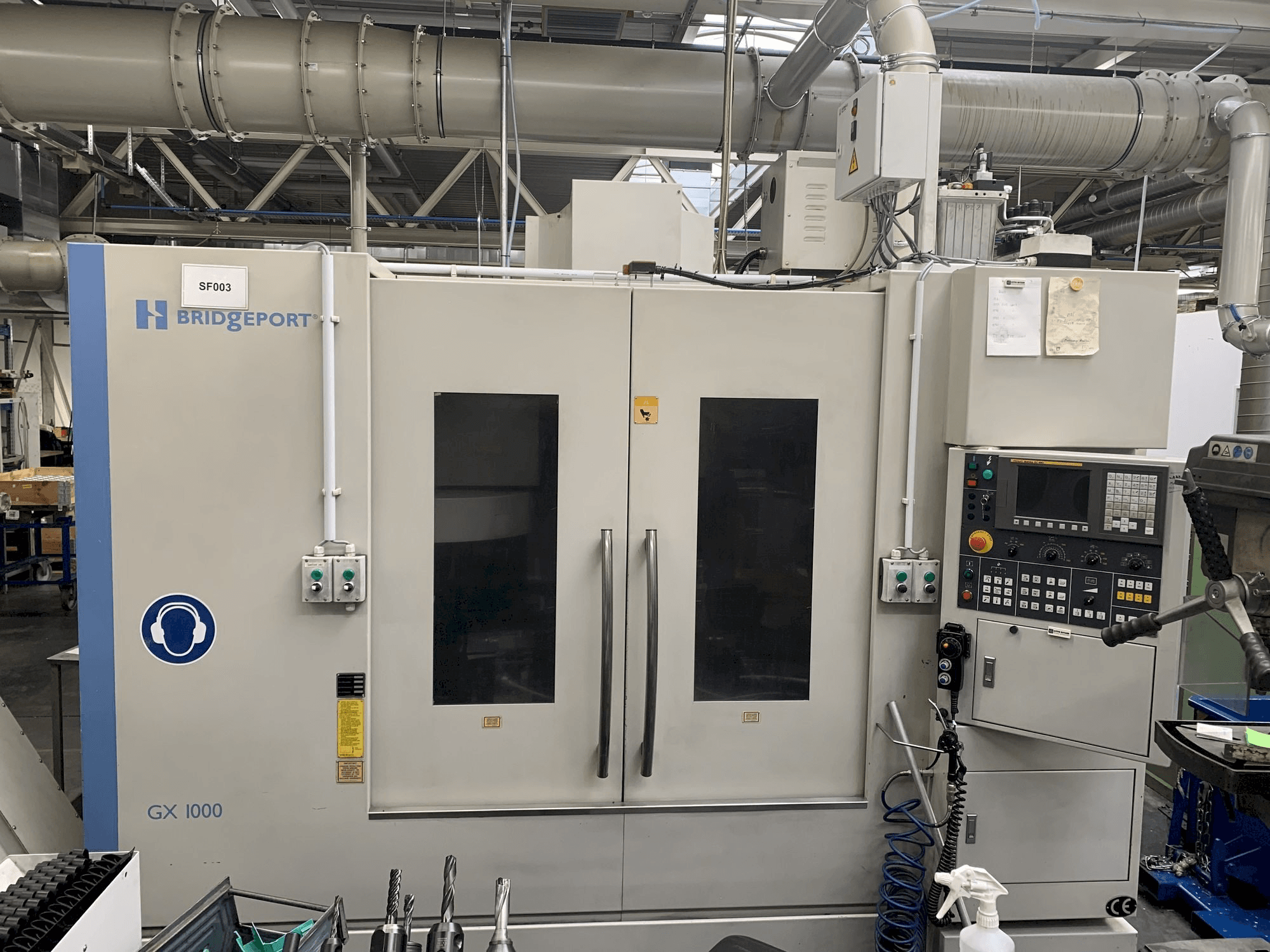 Čelní pohled na HARDINGE GX 1000 stroj