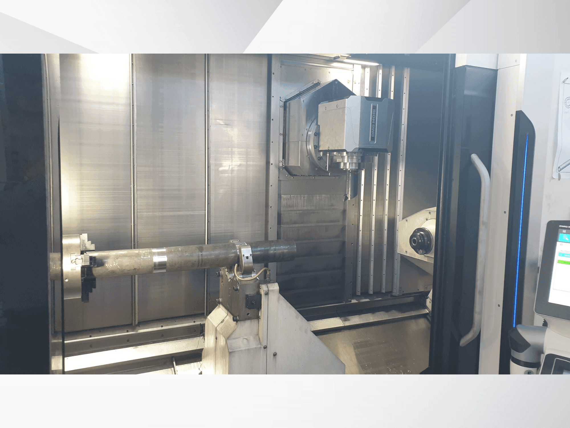 Čelní pohled na DMG MORI NTX 2500/1500 stroj