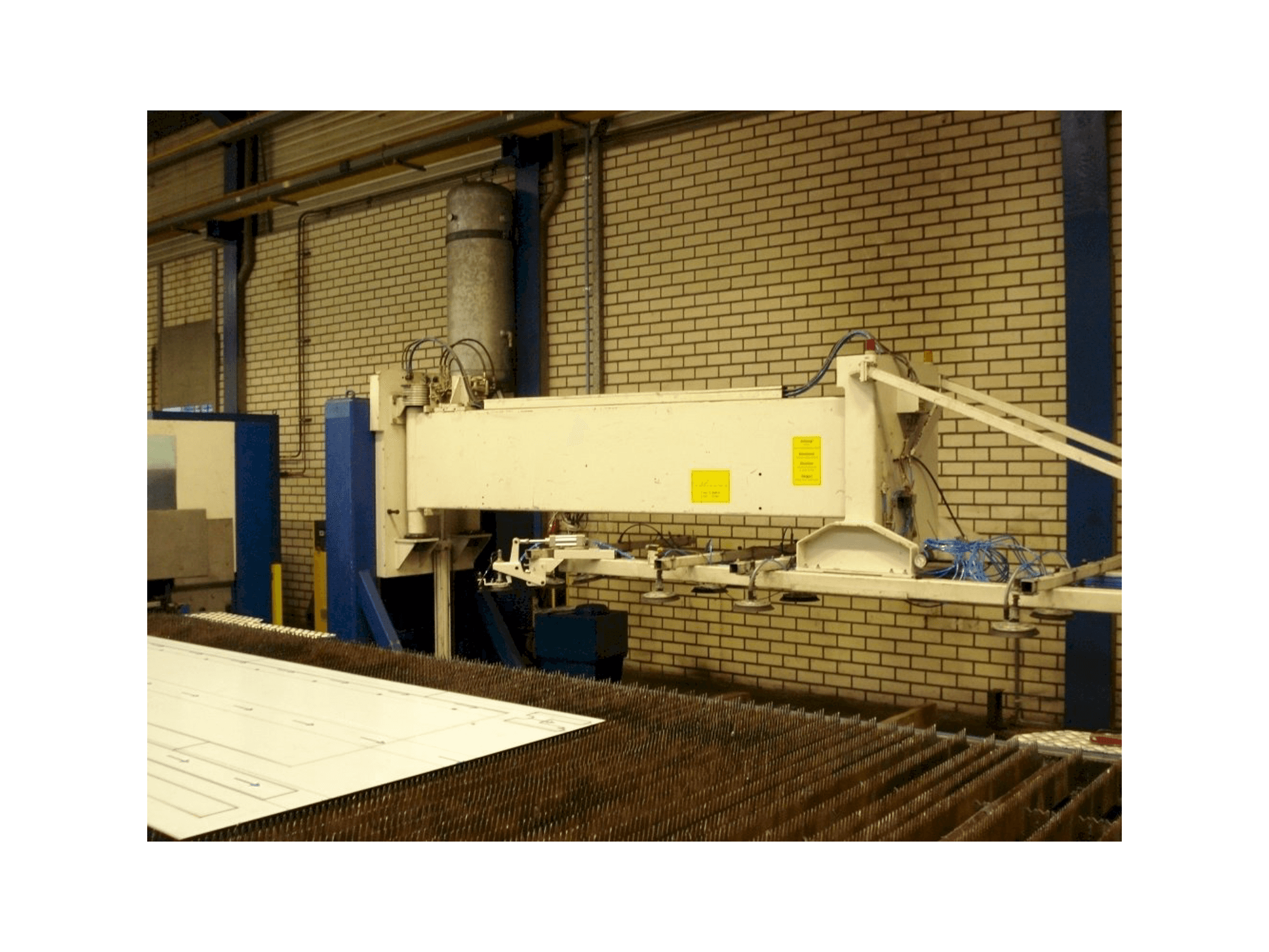 Čelní pohled na Trumpf LoadMaster stroj