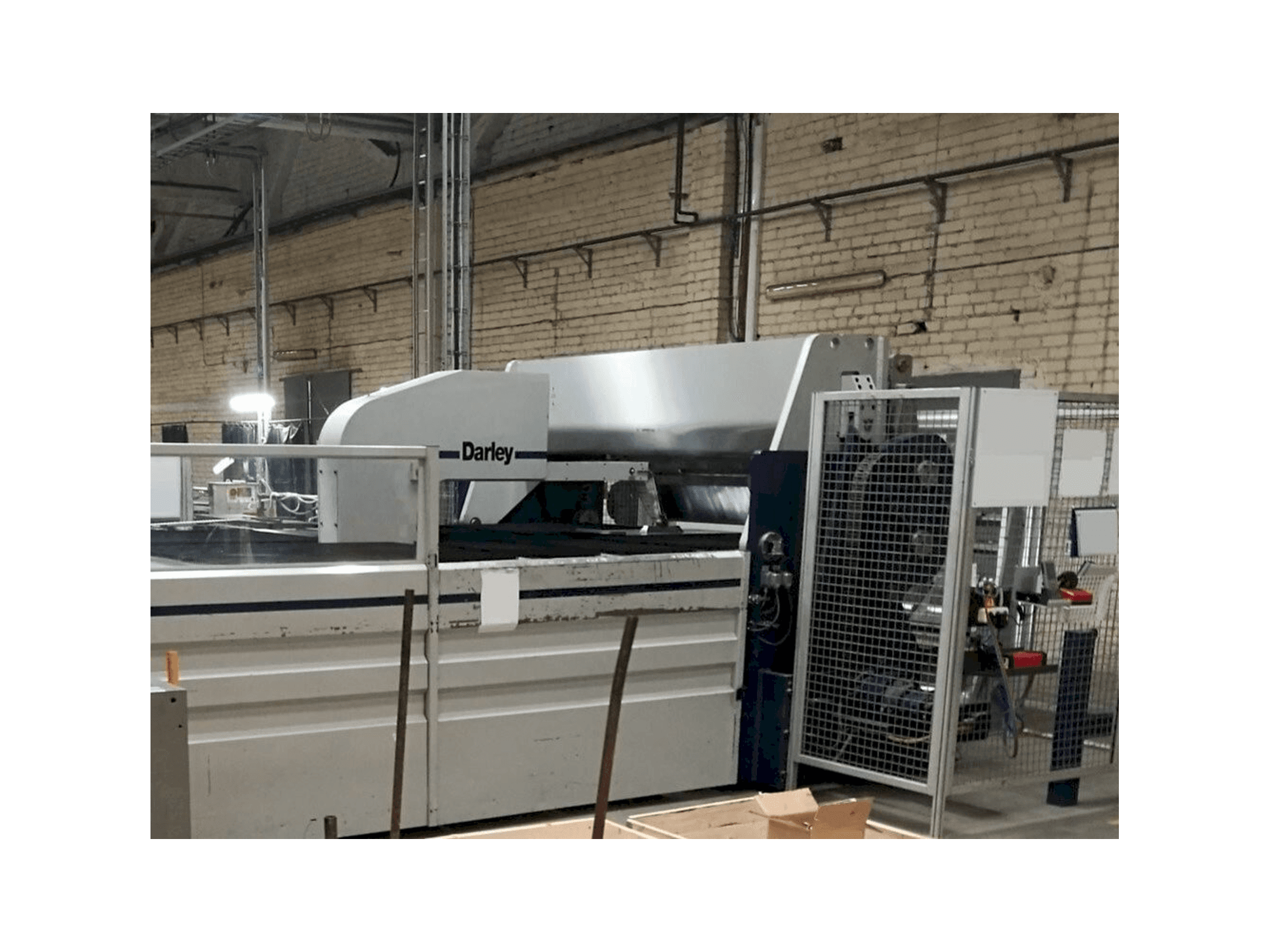 Čelní pohled na Darley MF 2502 stroj