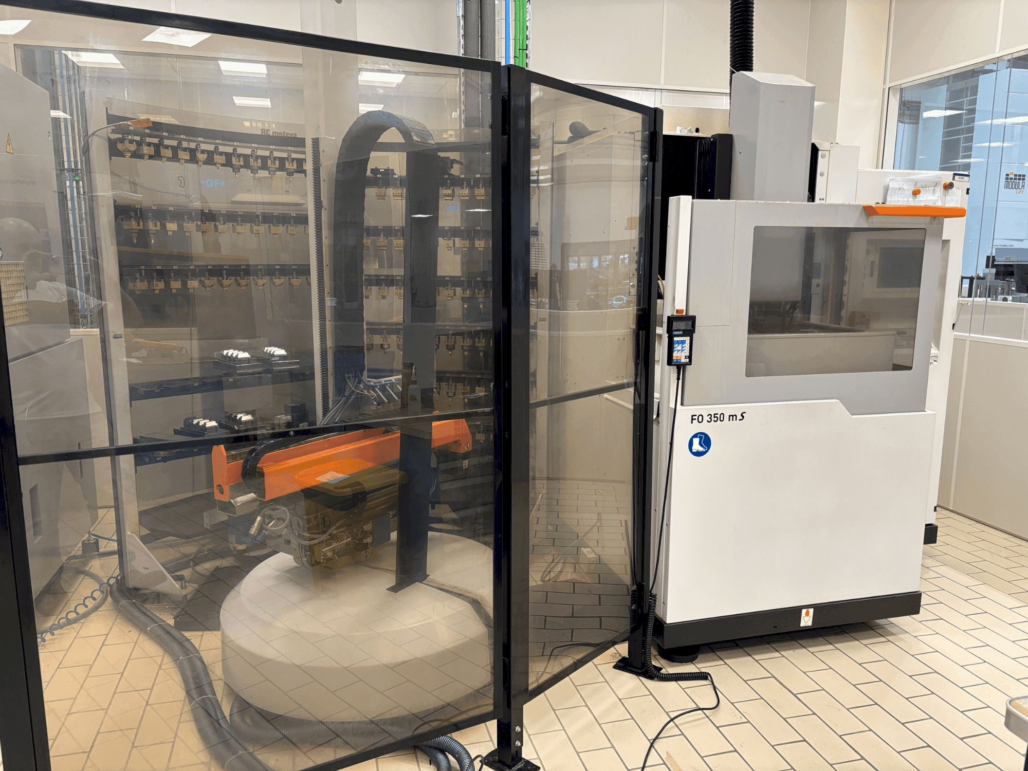 Čelní pohled na CHARMILLES ROBOFORM 350 stroj