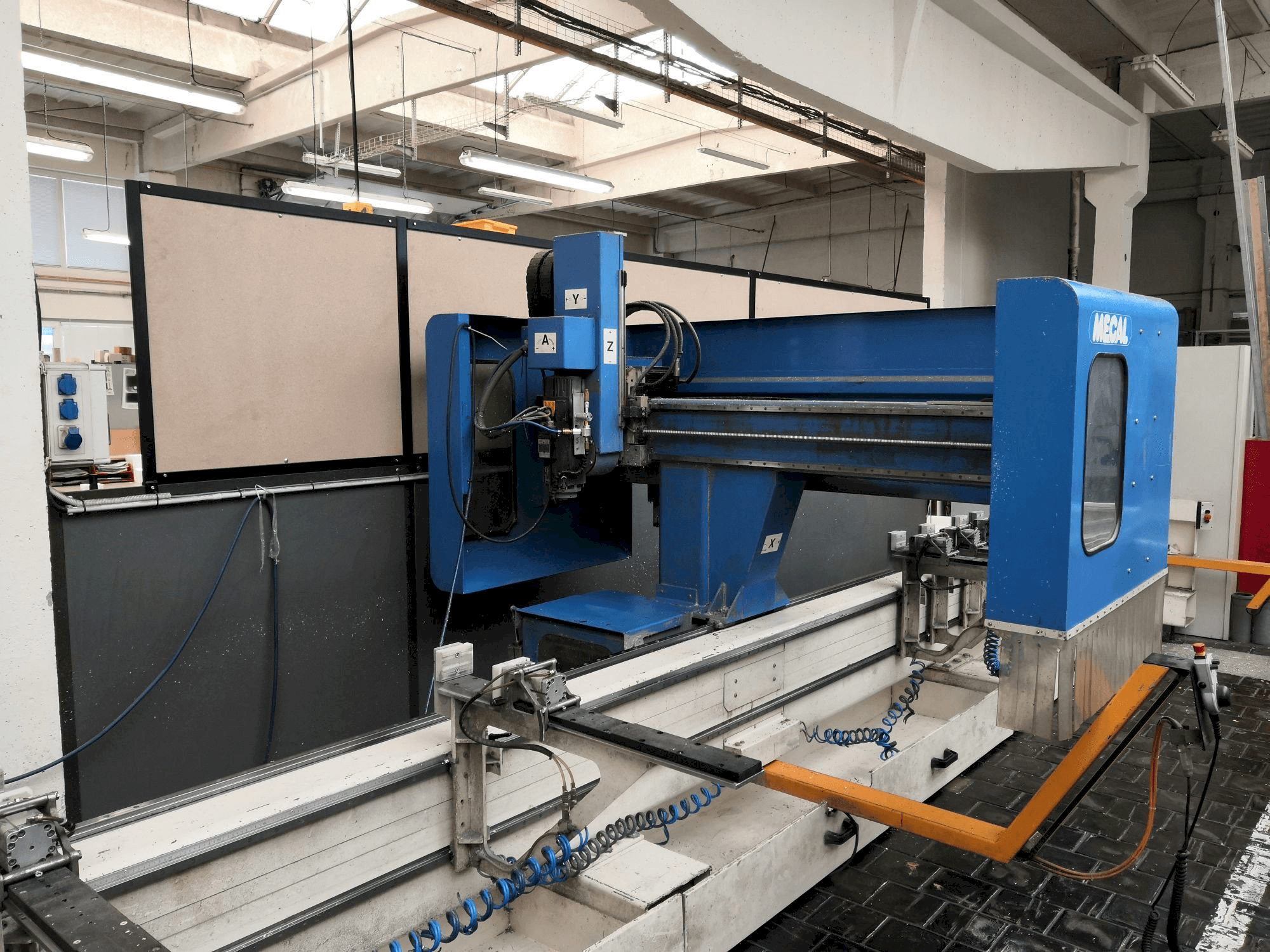 Čelní pohled na MECAL MC 304 Pioneer 3 stroj