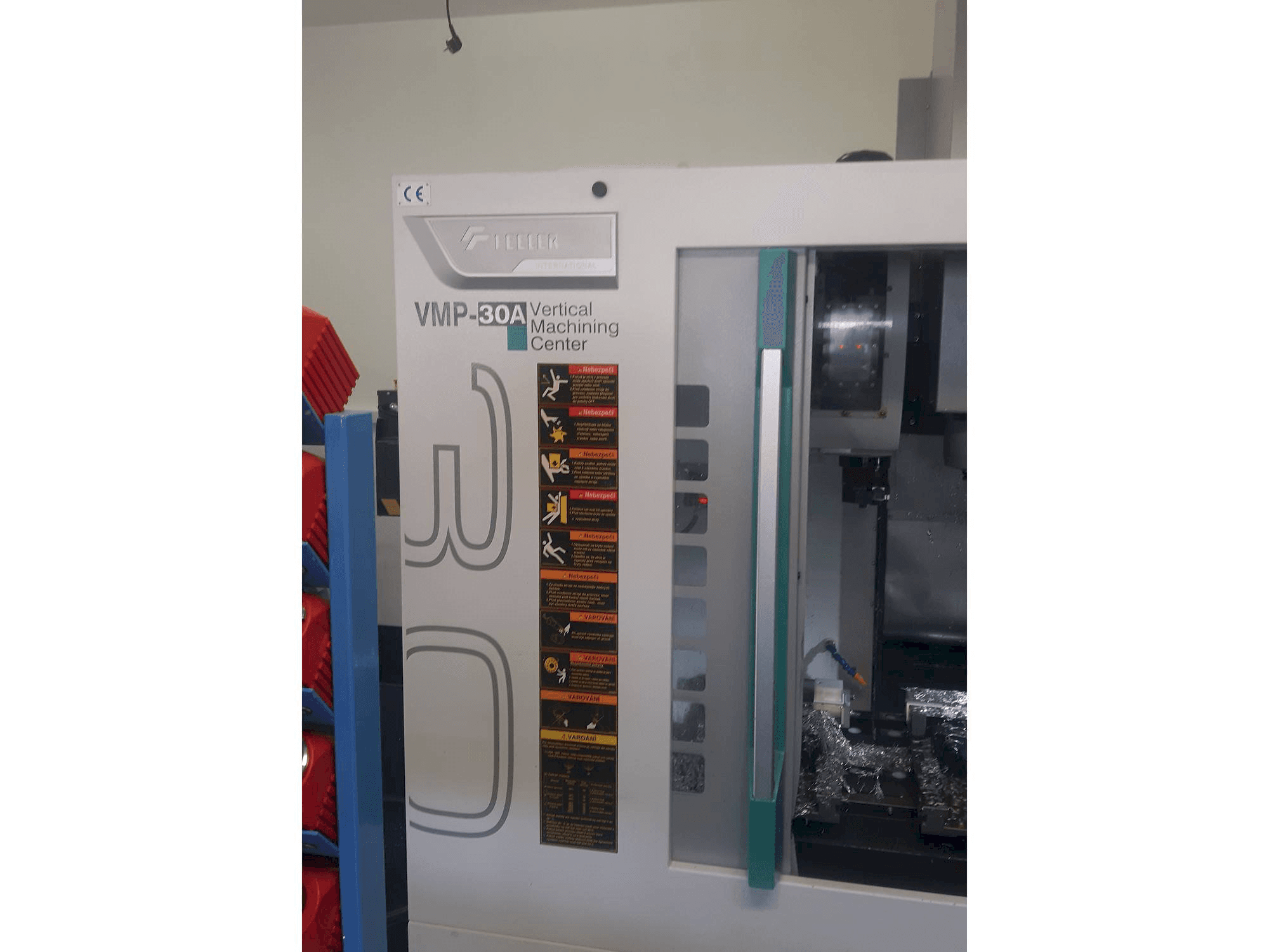 Čelní pohled na Feeler VMP 30 stroj