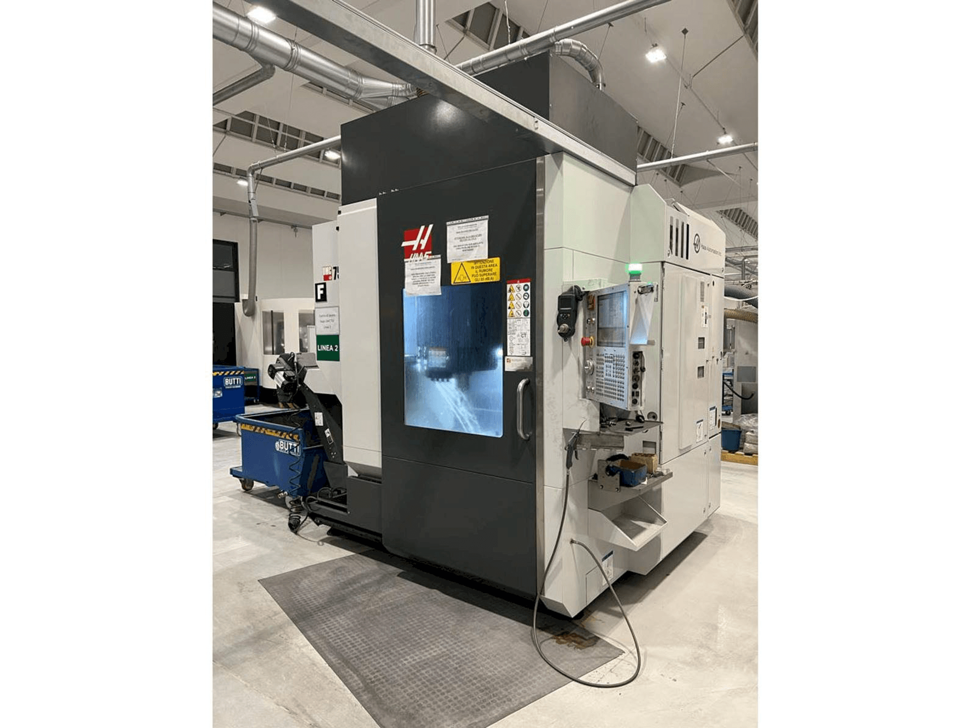 Čelní pohled na HAAS UMC 750SS stroj
