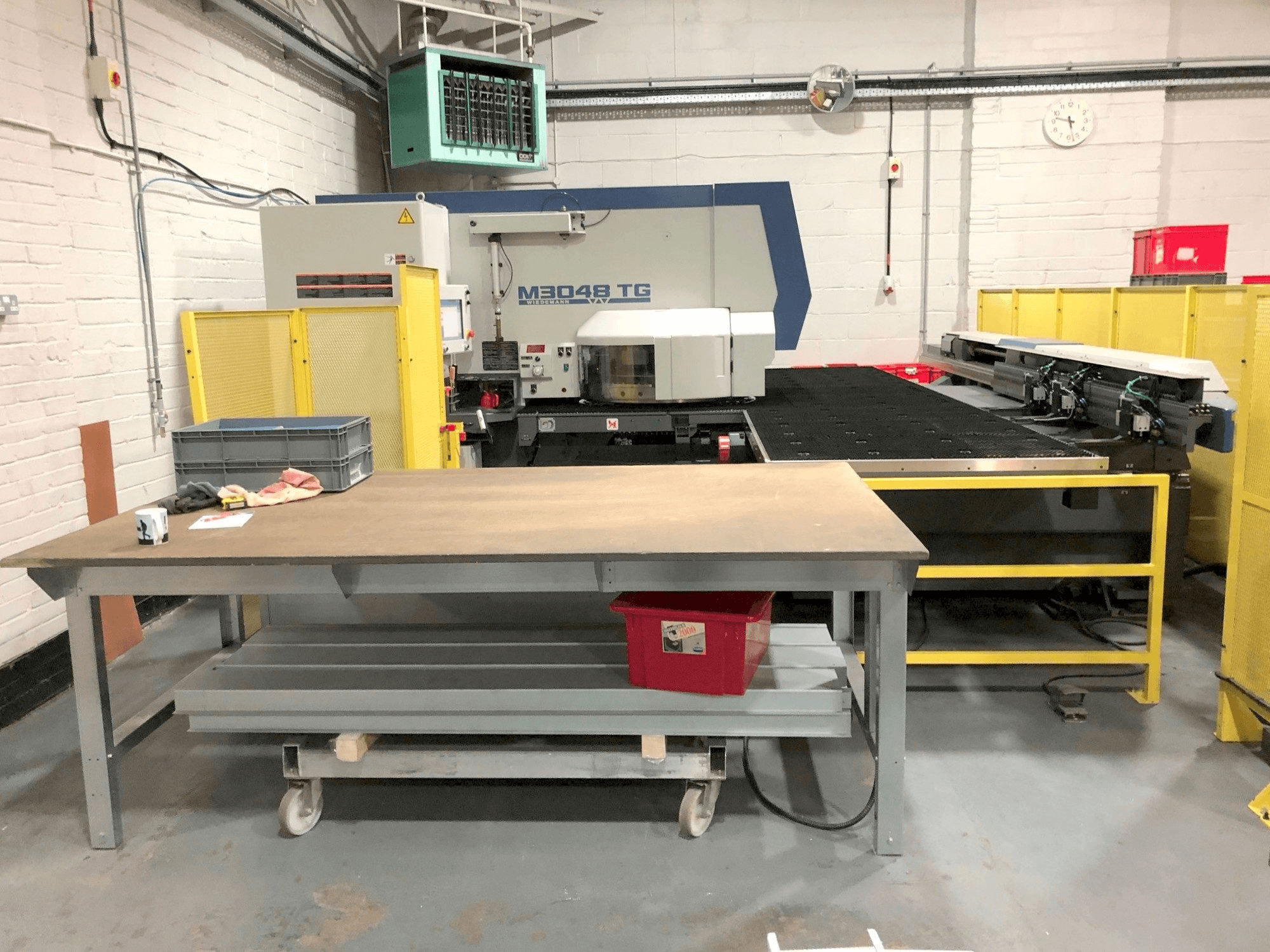 Čelní pohled na Murata Wiedemann M3048 TG stroj