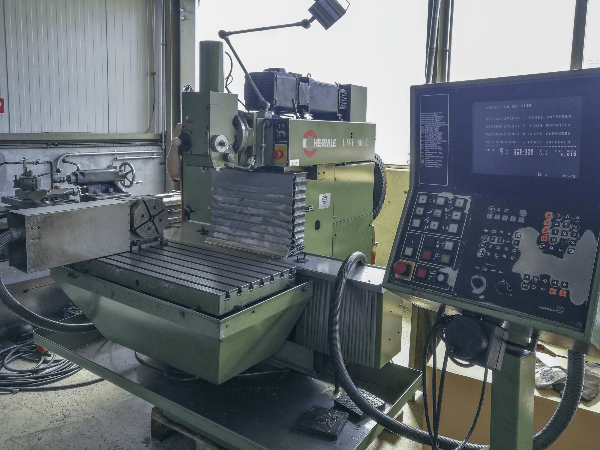 Pravý pohled 1 na HERMLE UWF 900 E stroj