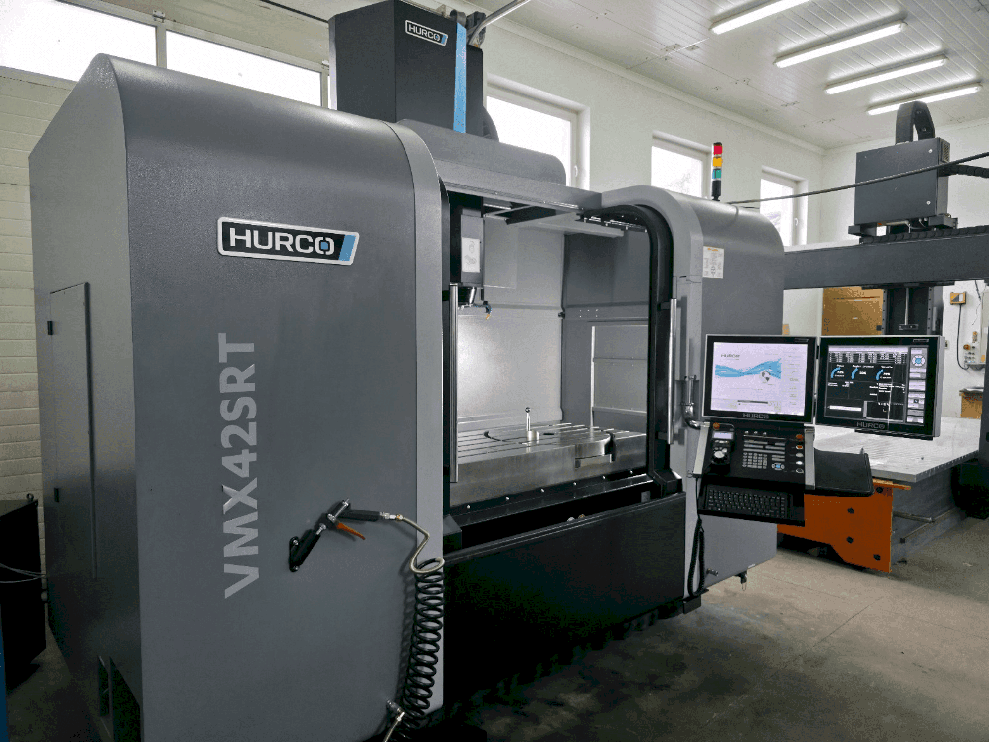 Čelní pohled na Hurco VMX 42SRTi stroj