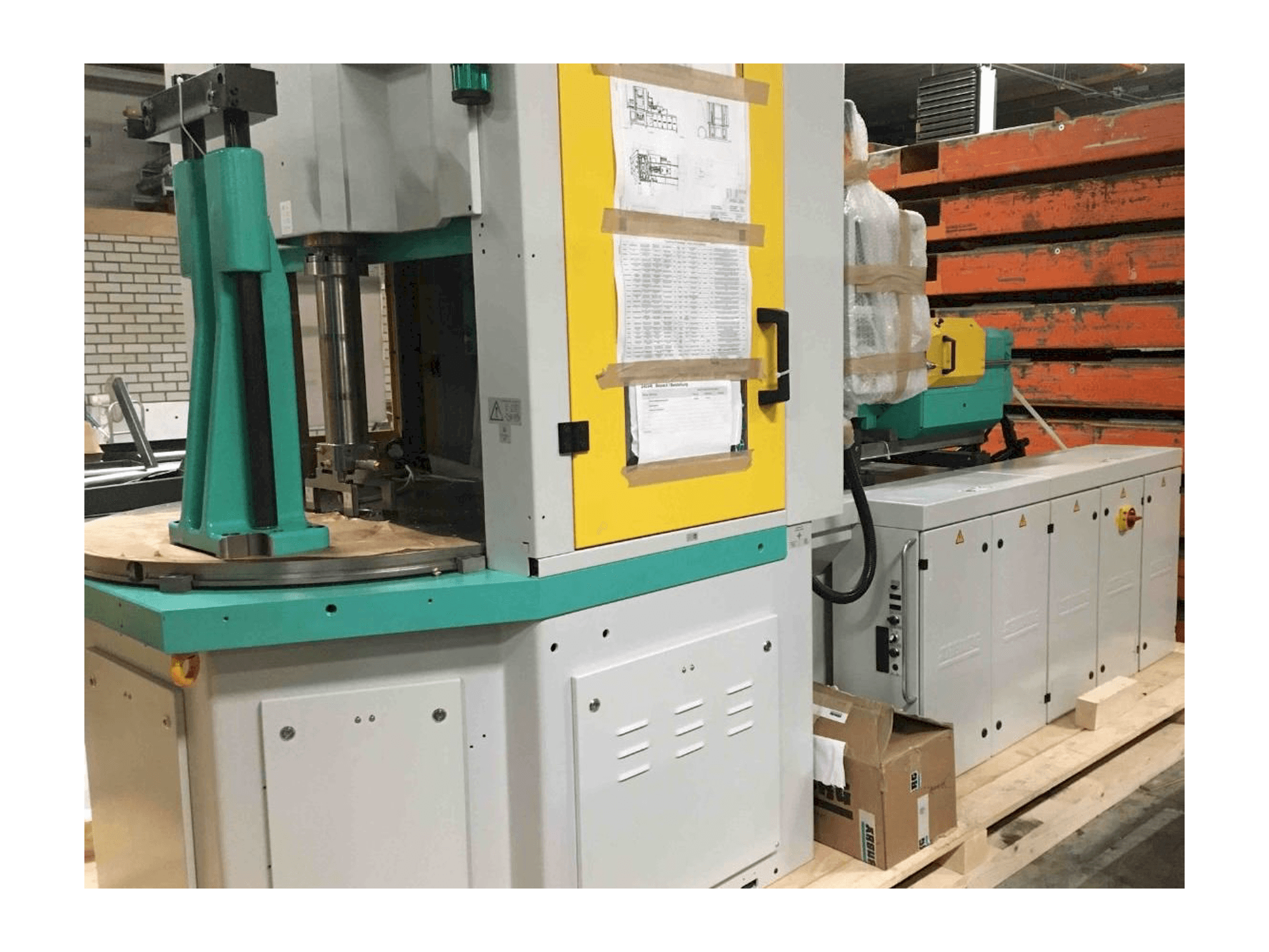 Čelní pohled na Arburg ALLROUNDER 1200 t 1000 - 400 stroj