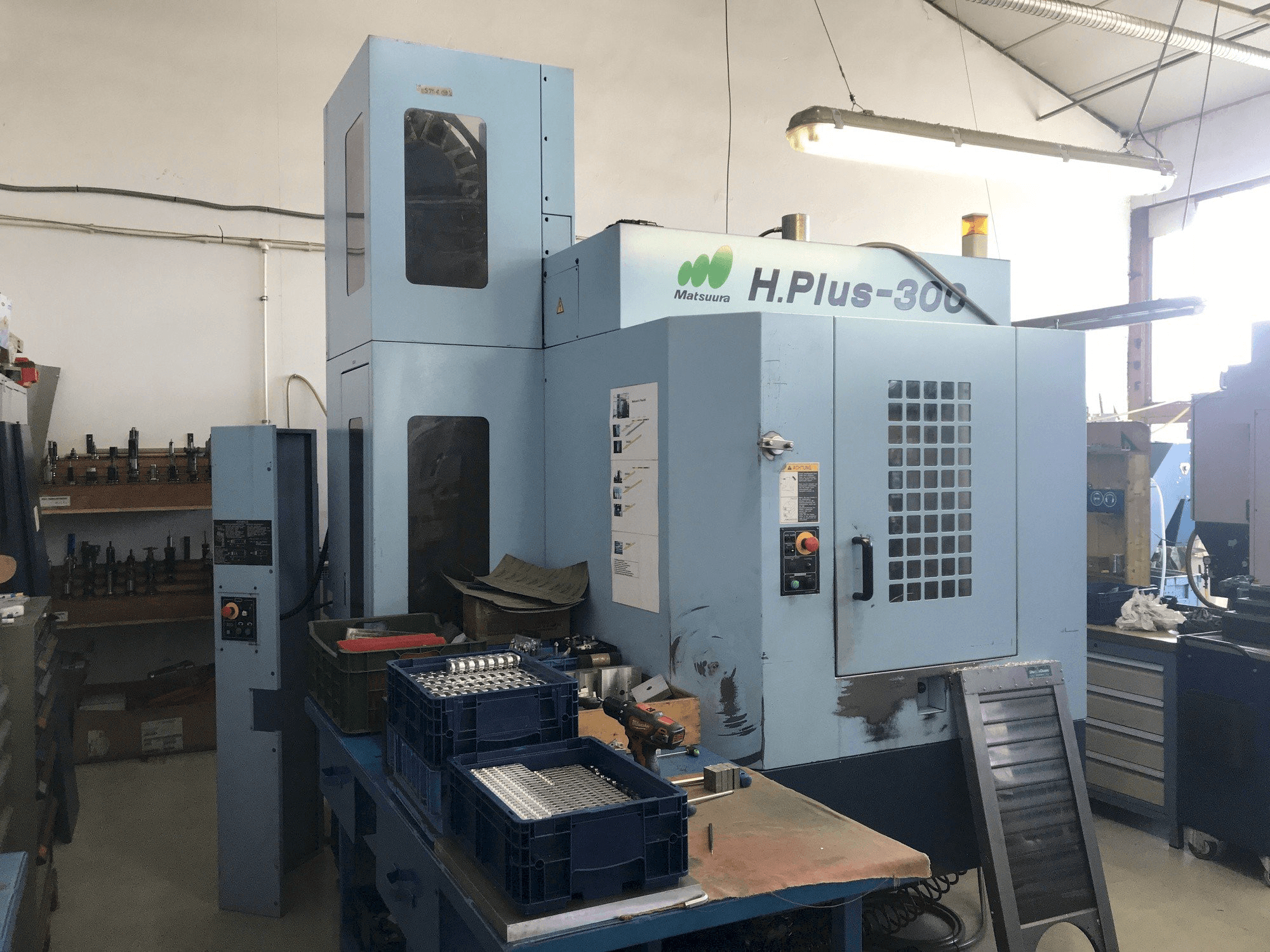 Čelní pohled na Matsuura H.PLUS-300 stroj