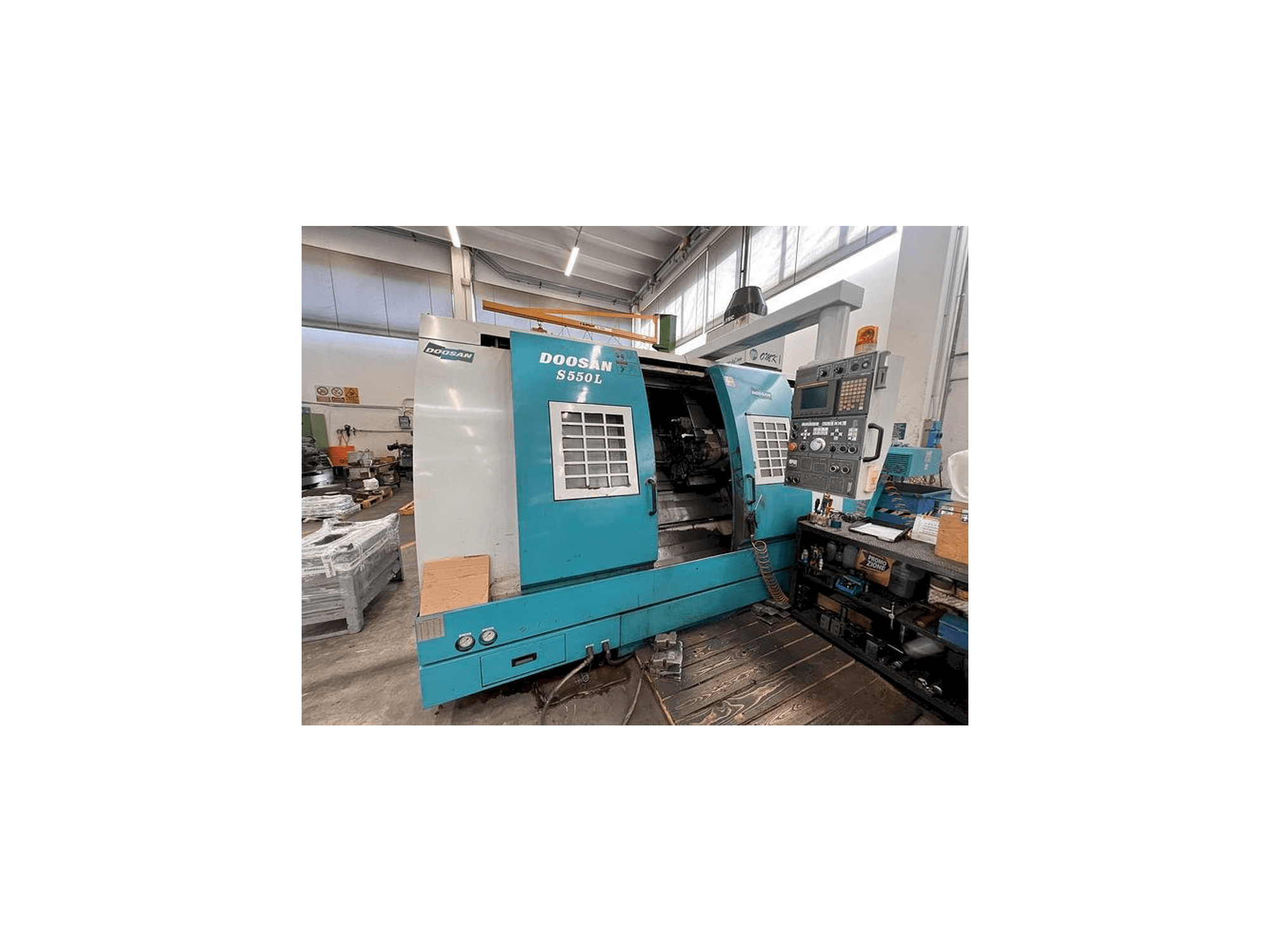 Čelní pohled na Doosan S550L stroj