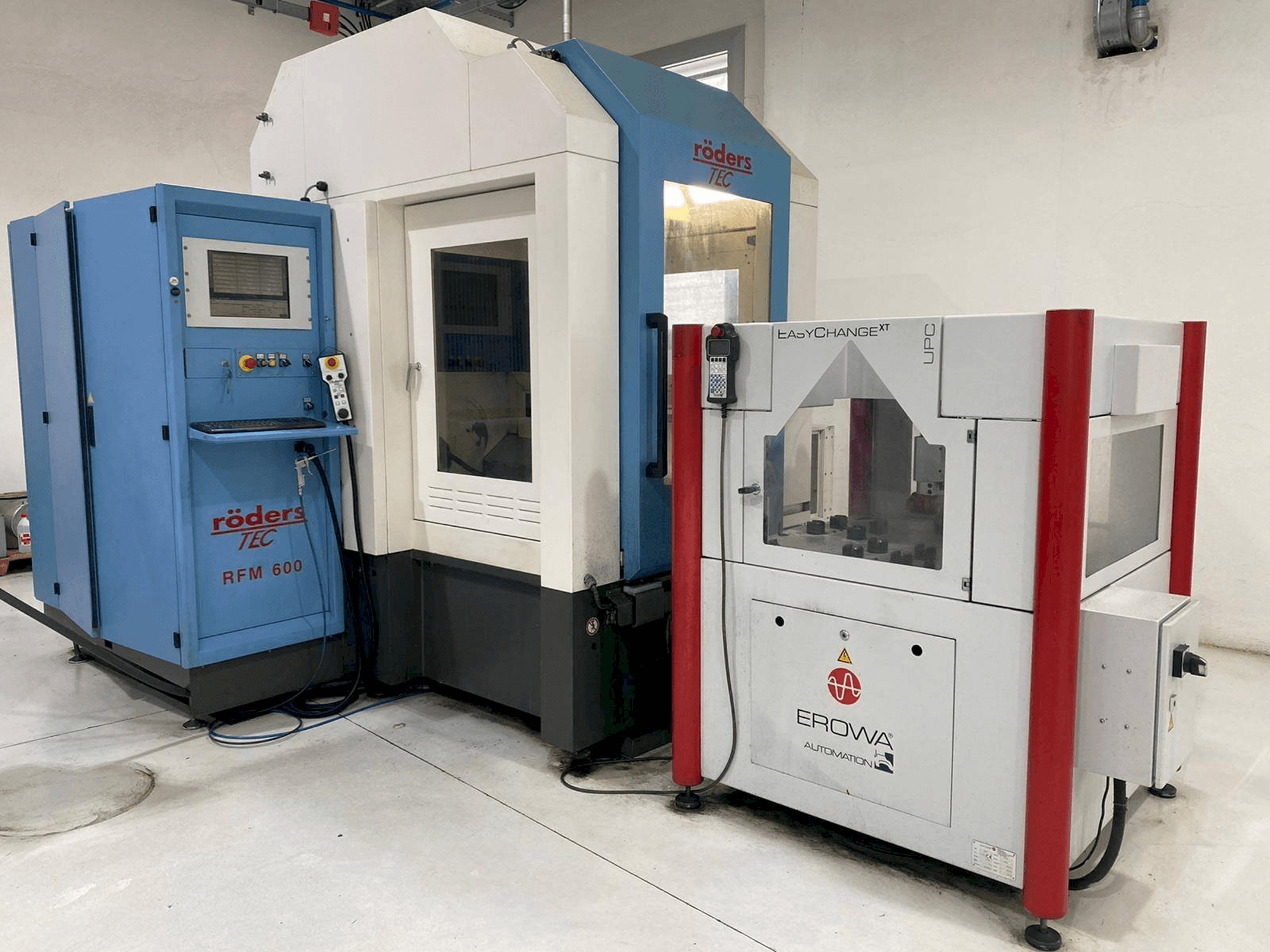 Čelní pohled na Roders RFM 600 stroj