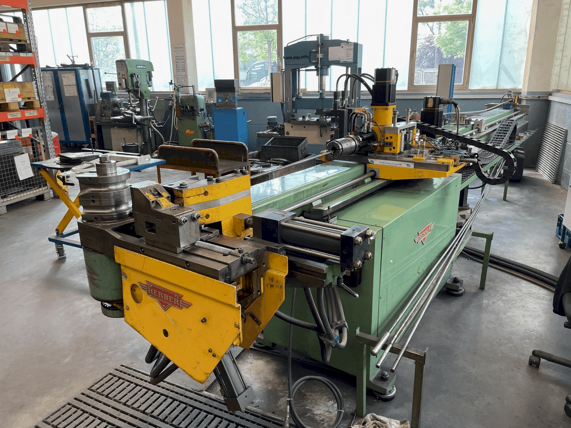 Čelní pohled na HERBER 42 CNC stroj