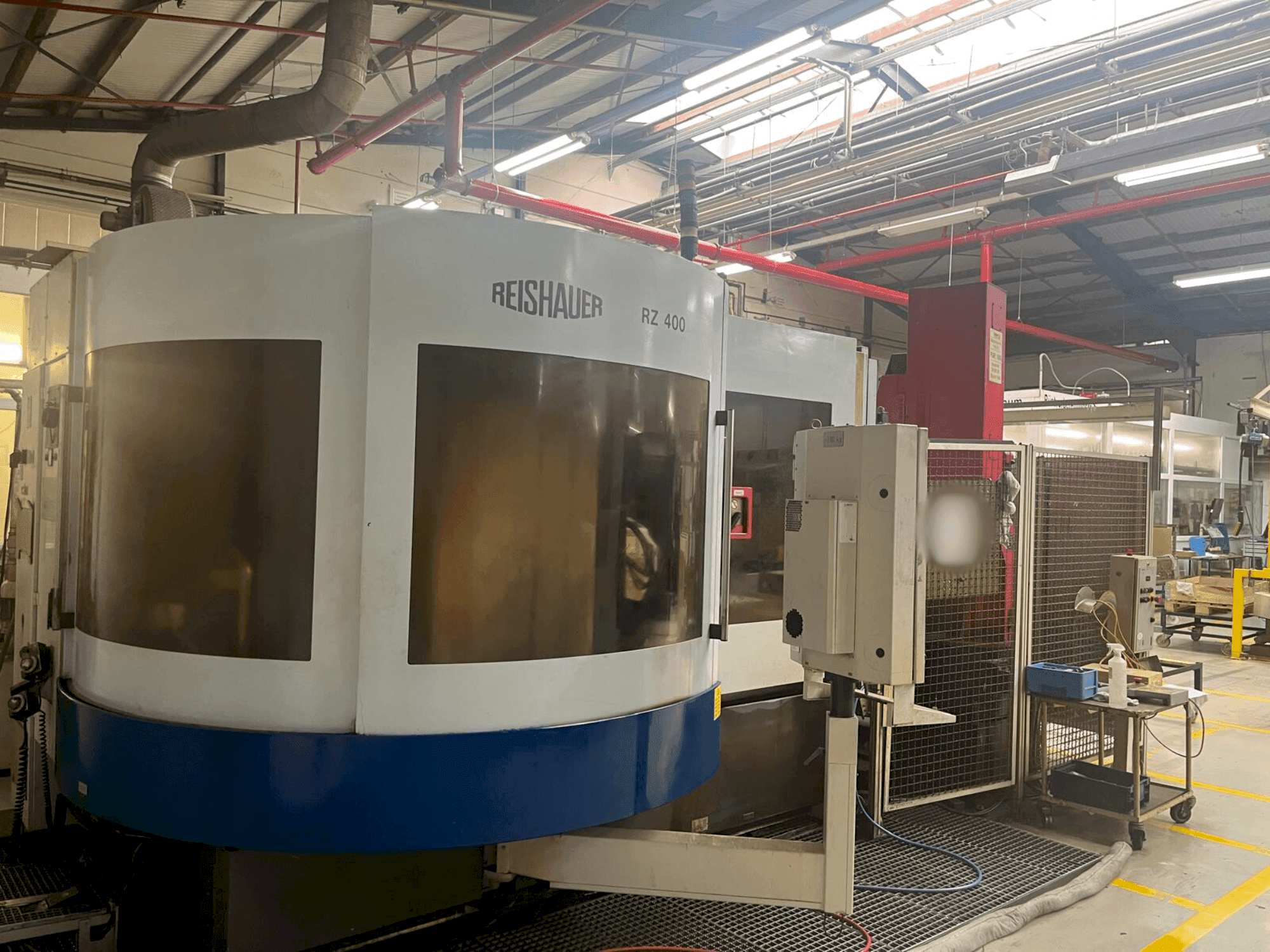 Čelní pohled na Reishauer RZ 400 stroj