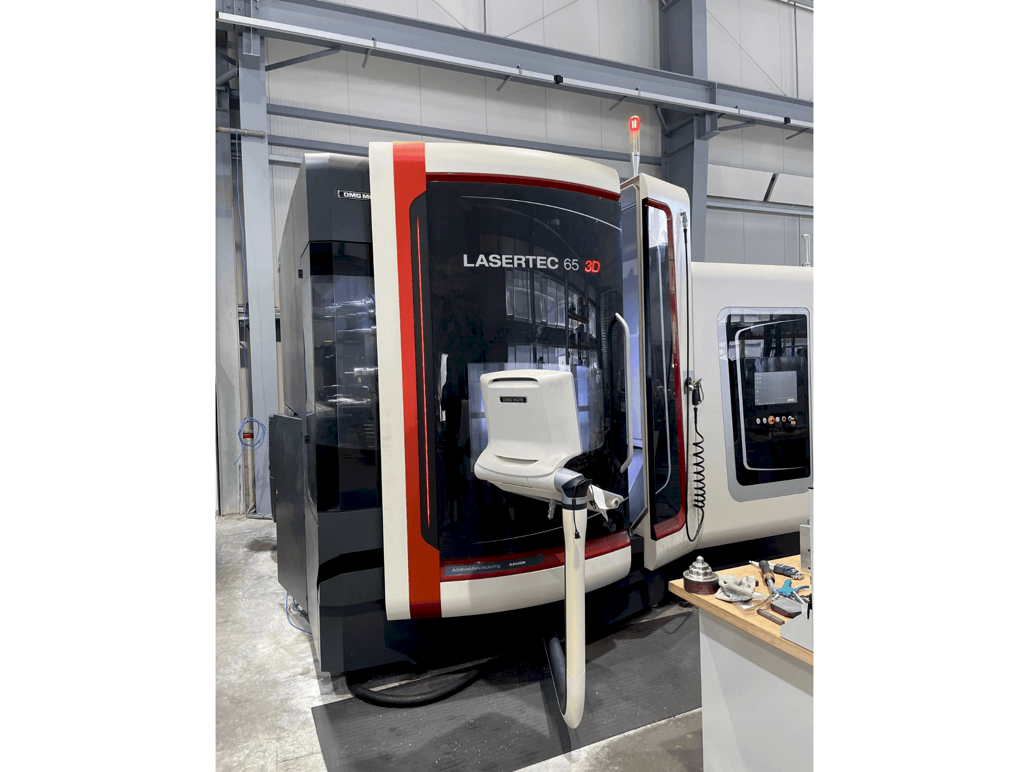 Čelní pohled na DMG MORI LASERTEC 65 3D Hybrid stroj