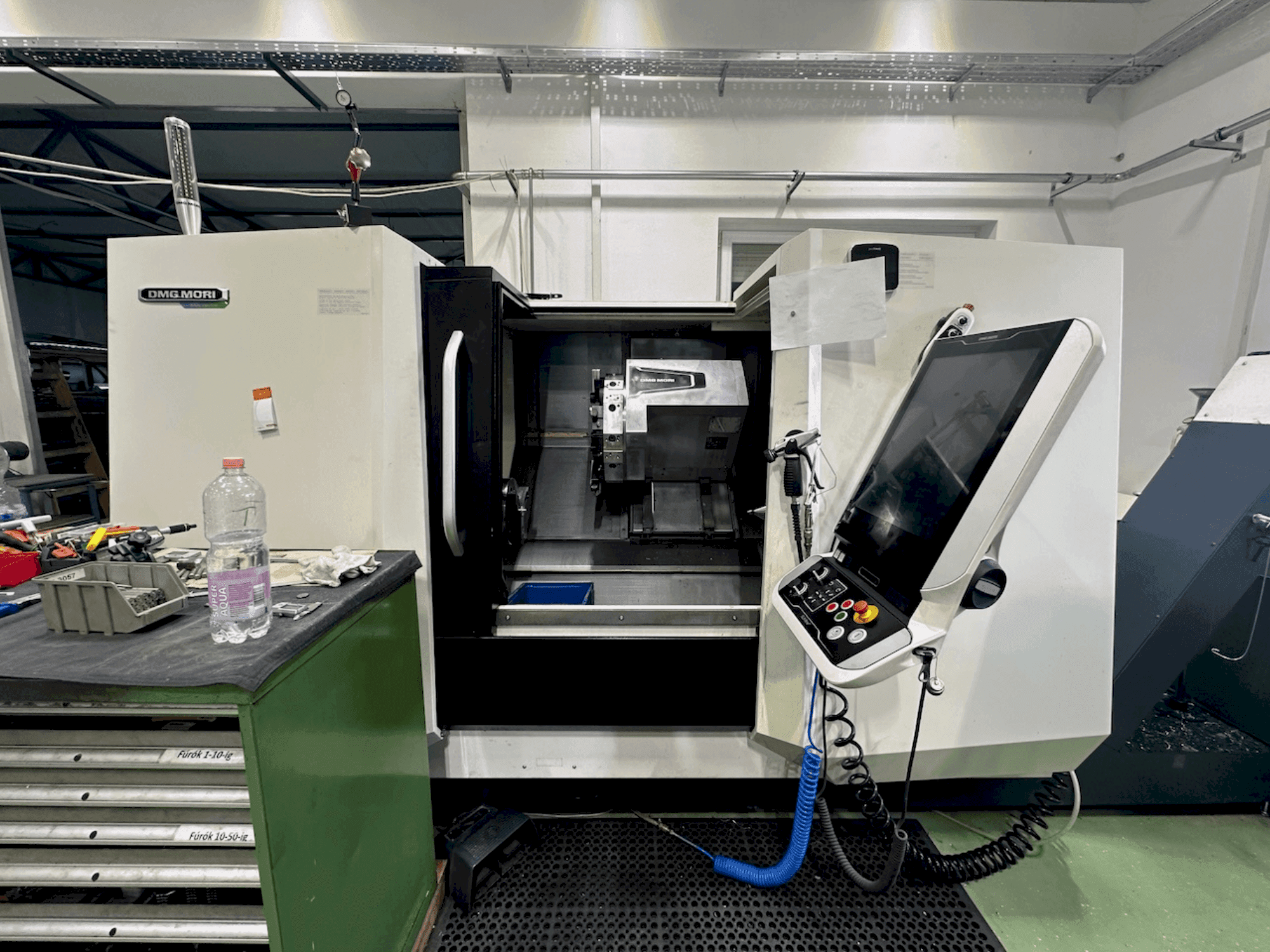 Čelní pohled na DMG MORI CLX 450 V4 stroj