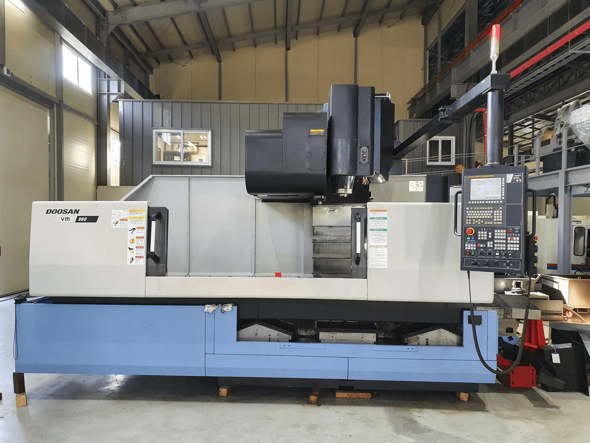 Čelní pohled na Doosan VM 960 stroj