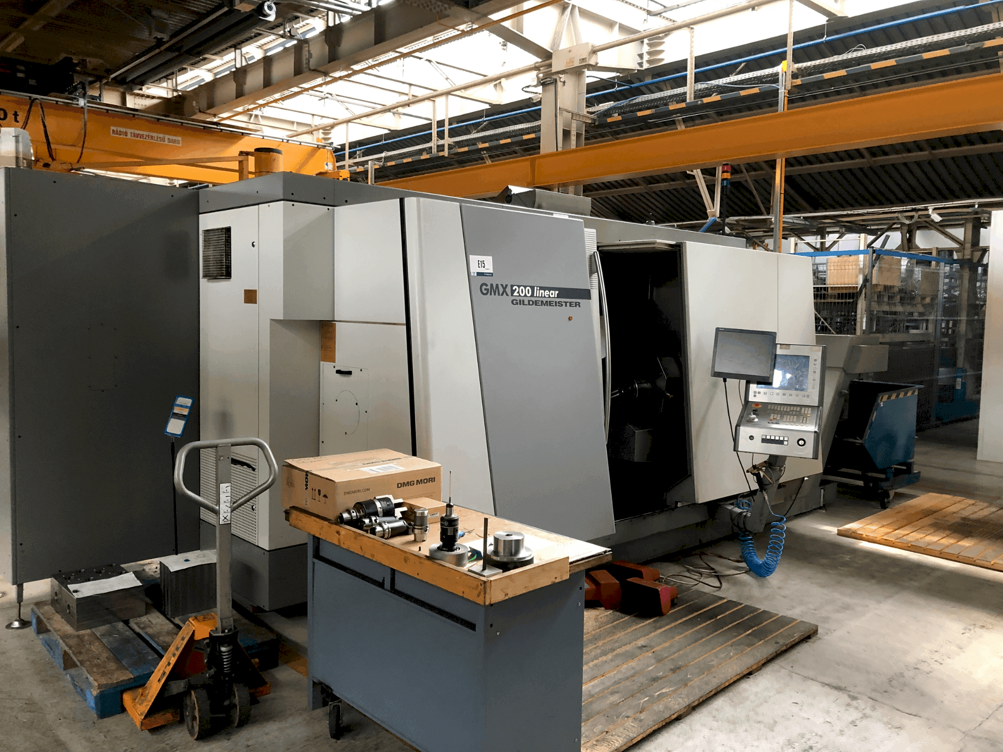 Čelní pohled na DMG MORI GMX 200 Linear (2004) stroj