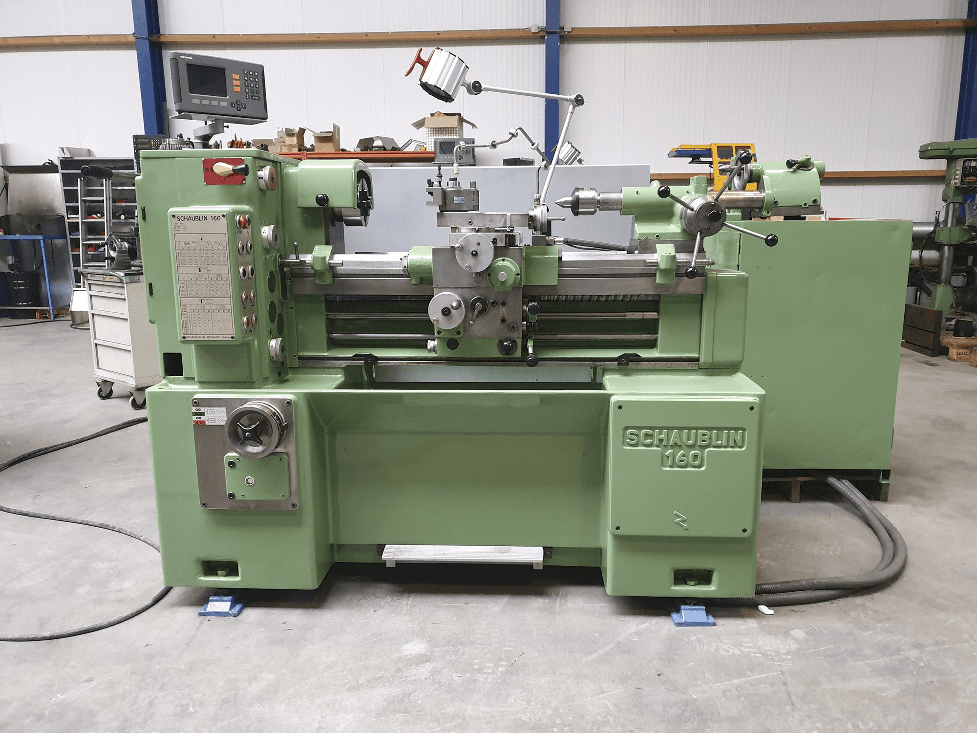 Čelní pohled na SCHAUBLIN 160 stroj