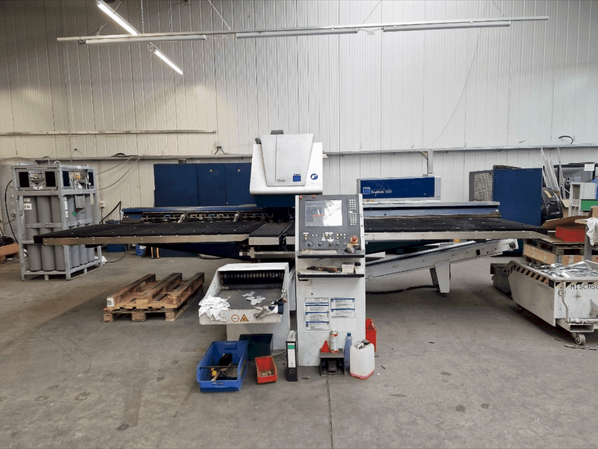 Čelní pohled na TRUMPF TruMatic 3000 Fiber stroj