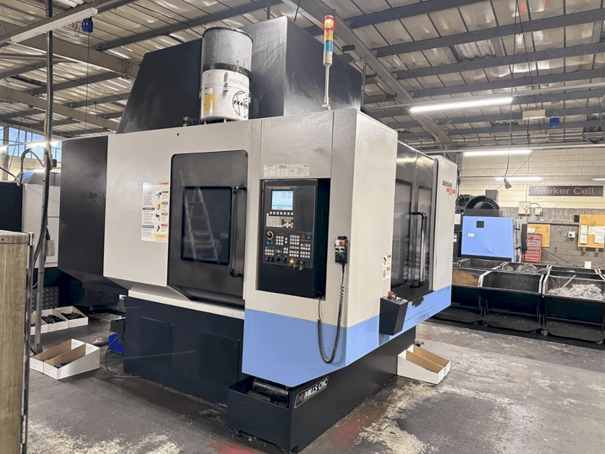 Čelní pohled na DOOSAN VC 510 stroj