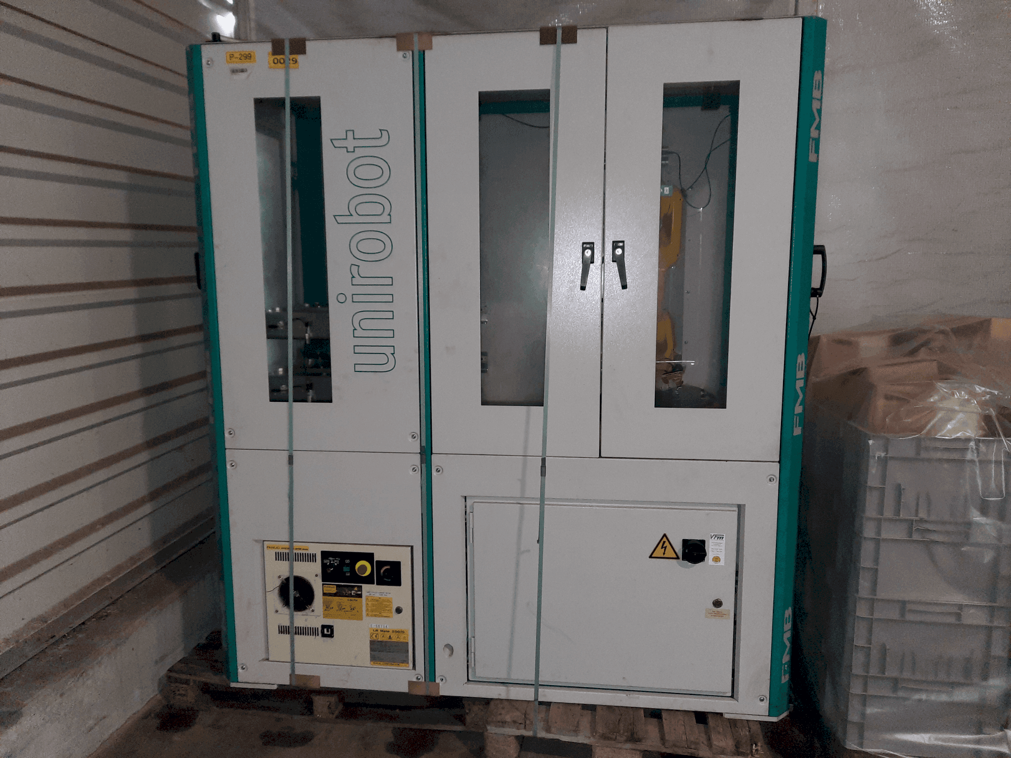 Čelní pohled na FANUC R30-iB Mate A05B-2651-B011 stroj