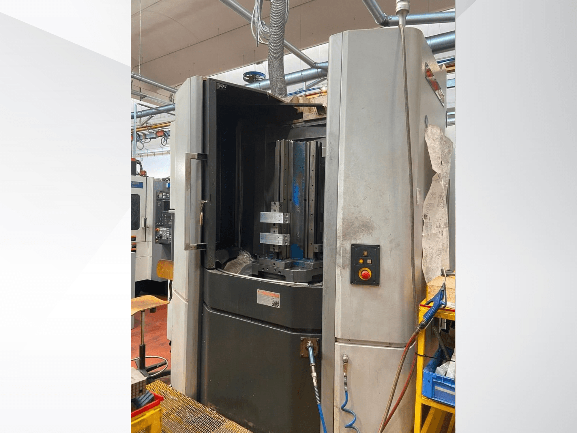 Horizontální obráběcí centrum MORI SEIKI NHX 5000, pohled zepředu s otevřenými dvířky, držákem nástroje a ovládacím panelem.