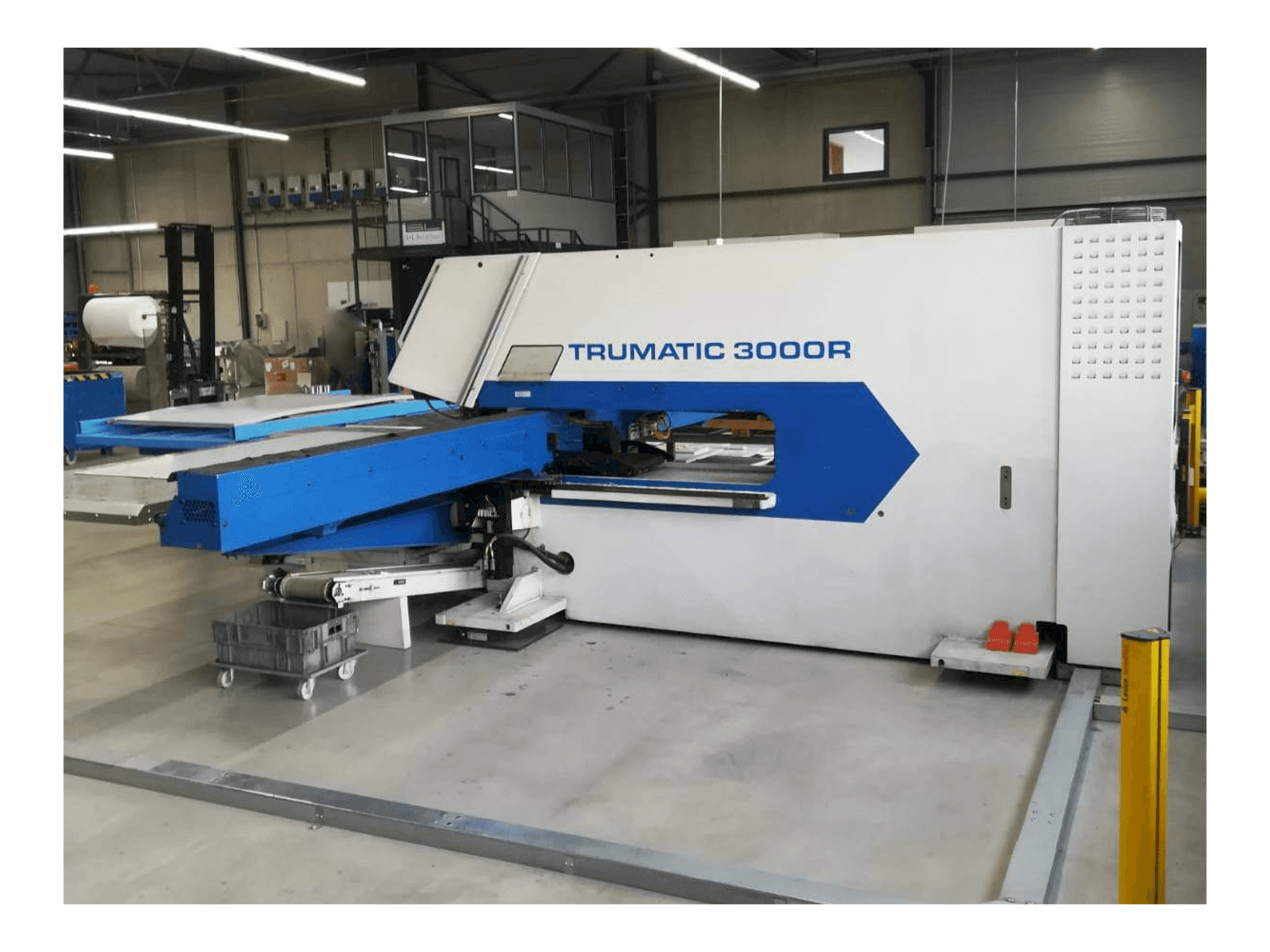 Čelní pohled na Trumpf Trumatic 3000R stroj