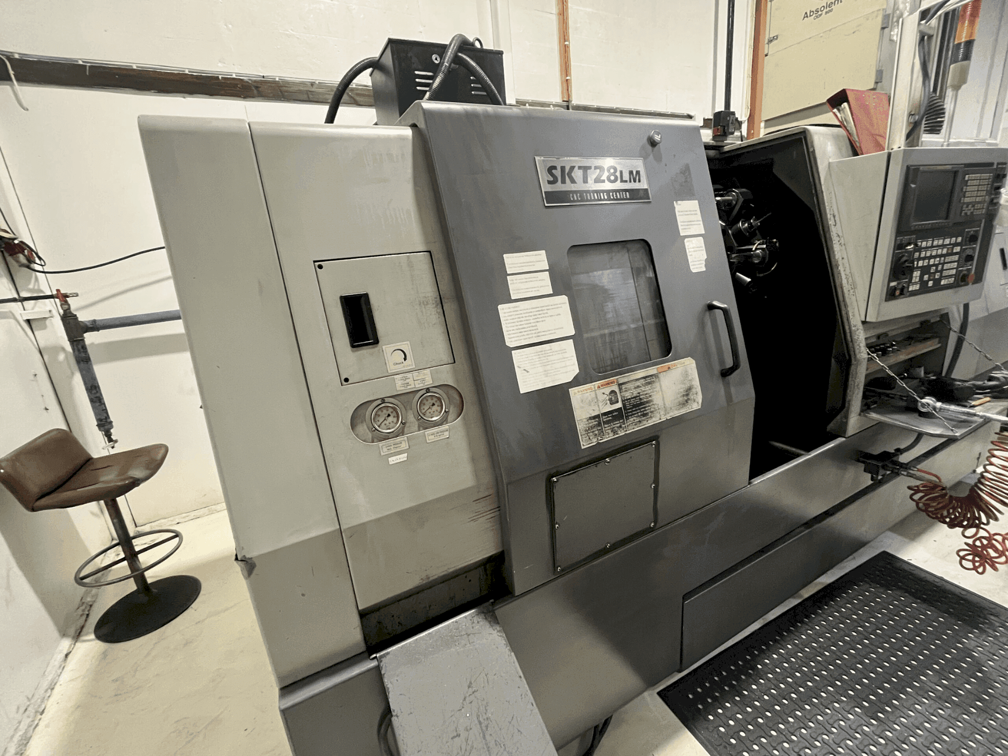 Čelní pohled na Hyundai Kia SKT 28 LM stroj