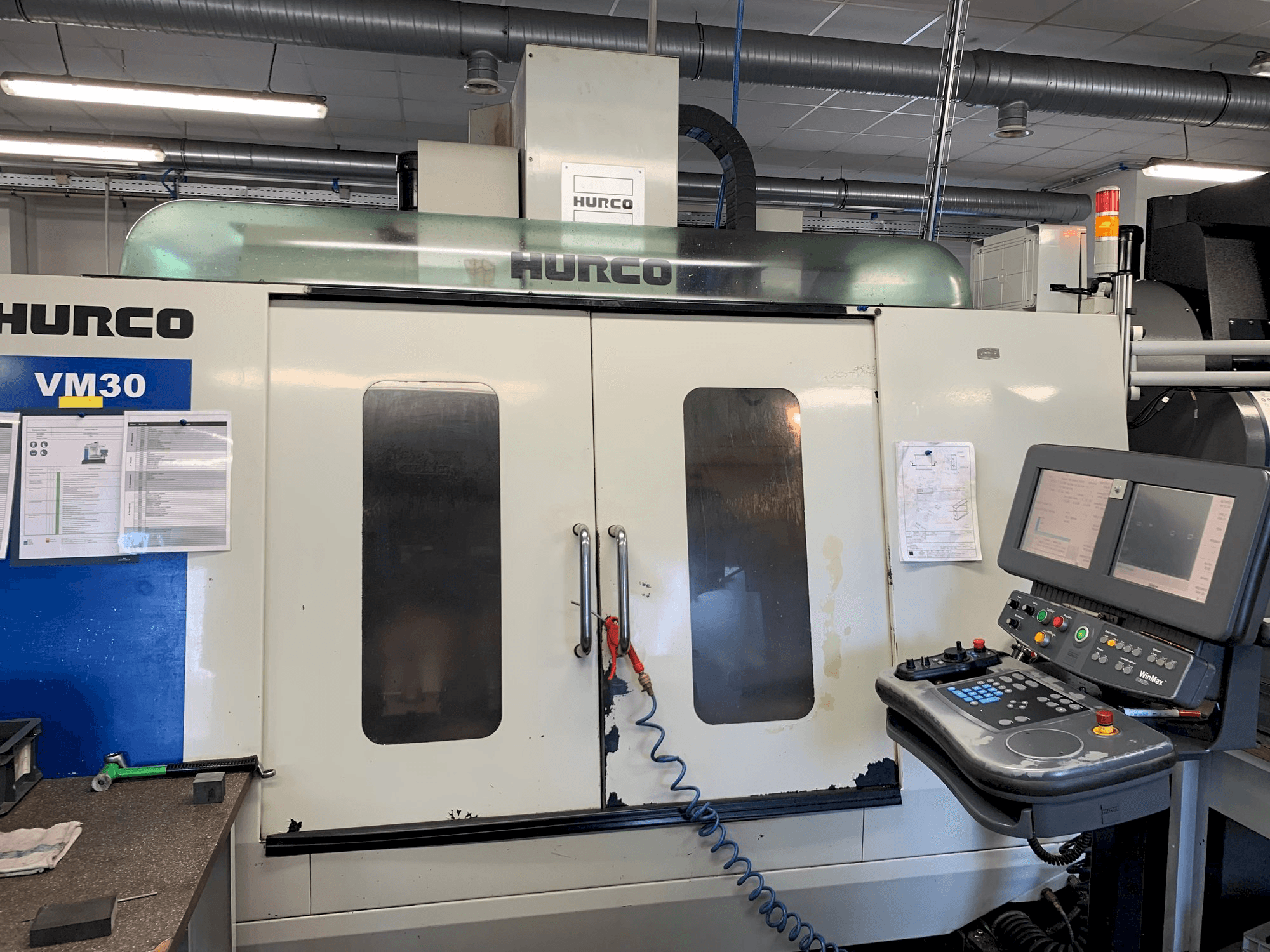 Čelní pohled na Hurco VM30 stroj