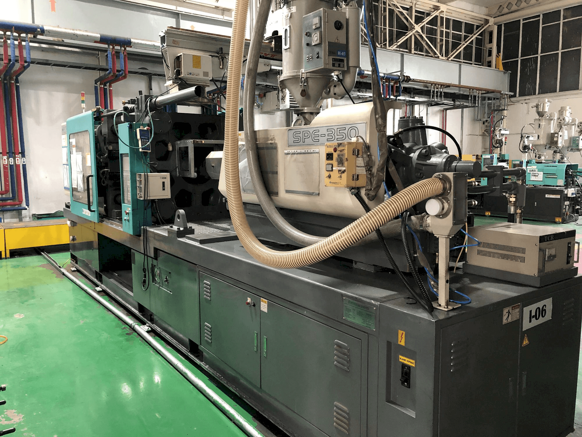 Čelní pohled na Hyundai SPE-350 stroj