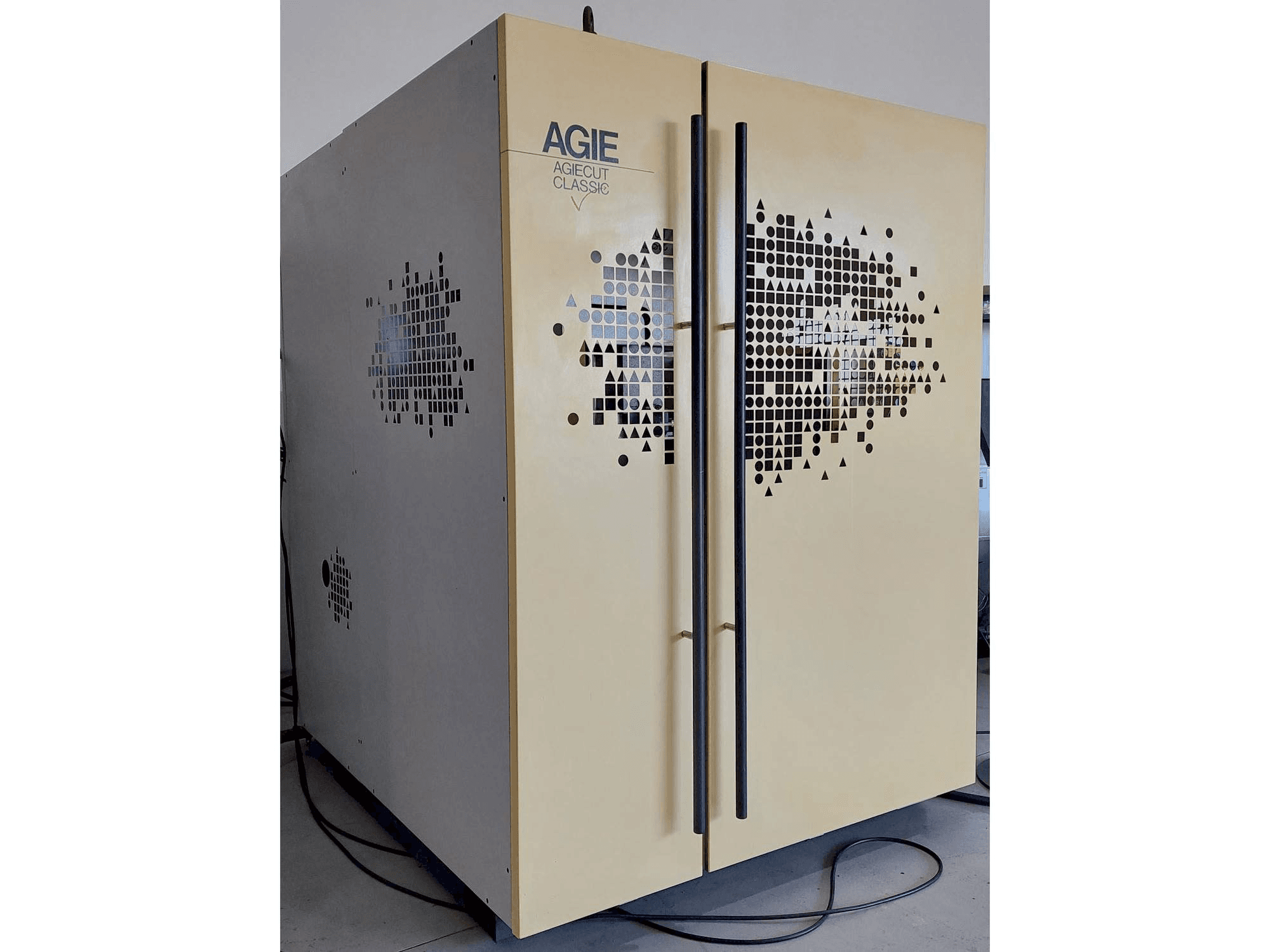 Čelní pohled na AGIE CUT CLASSIC V2 stroj