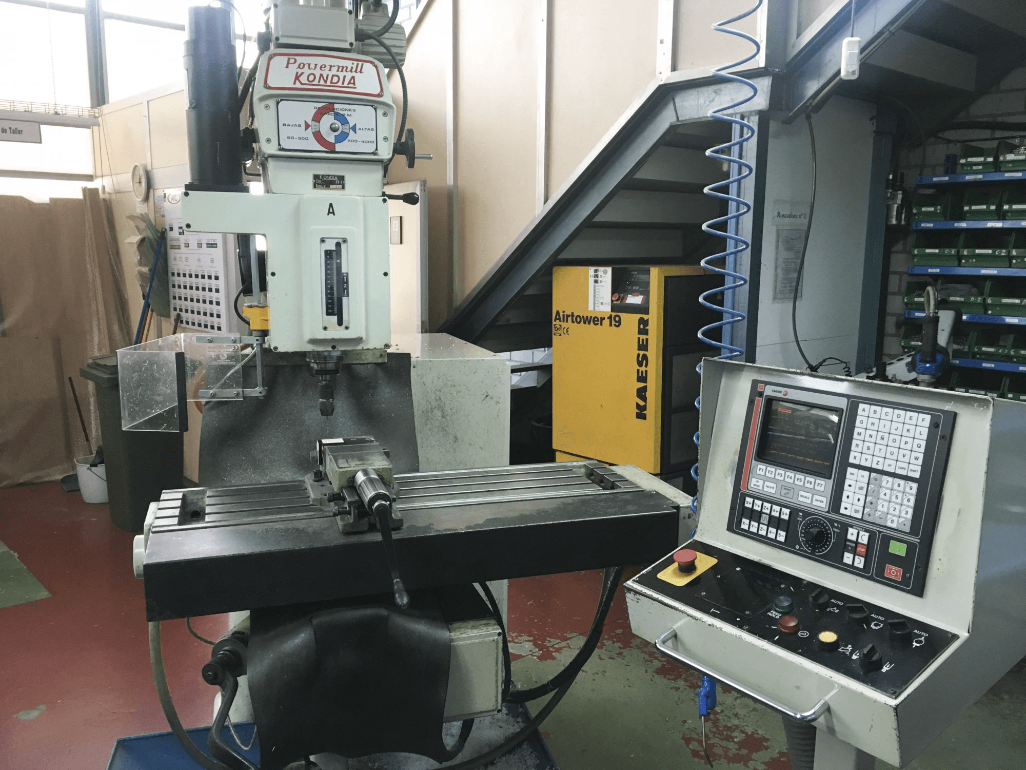 Levý pohled na KONDIA Powermill FV-1 CNC stroj