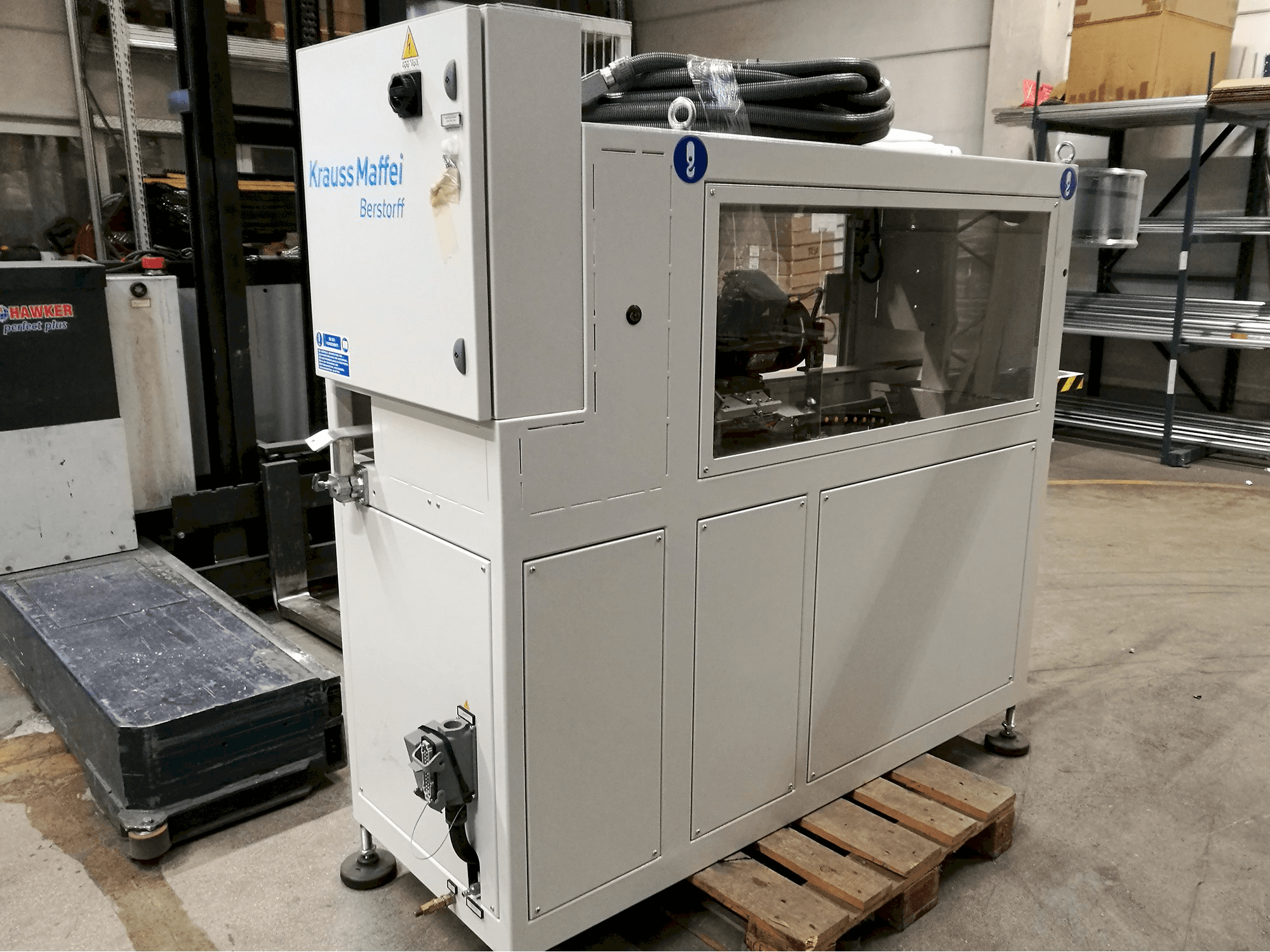 Levý pohled na Krauss Maffei TL 63 stroj