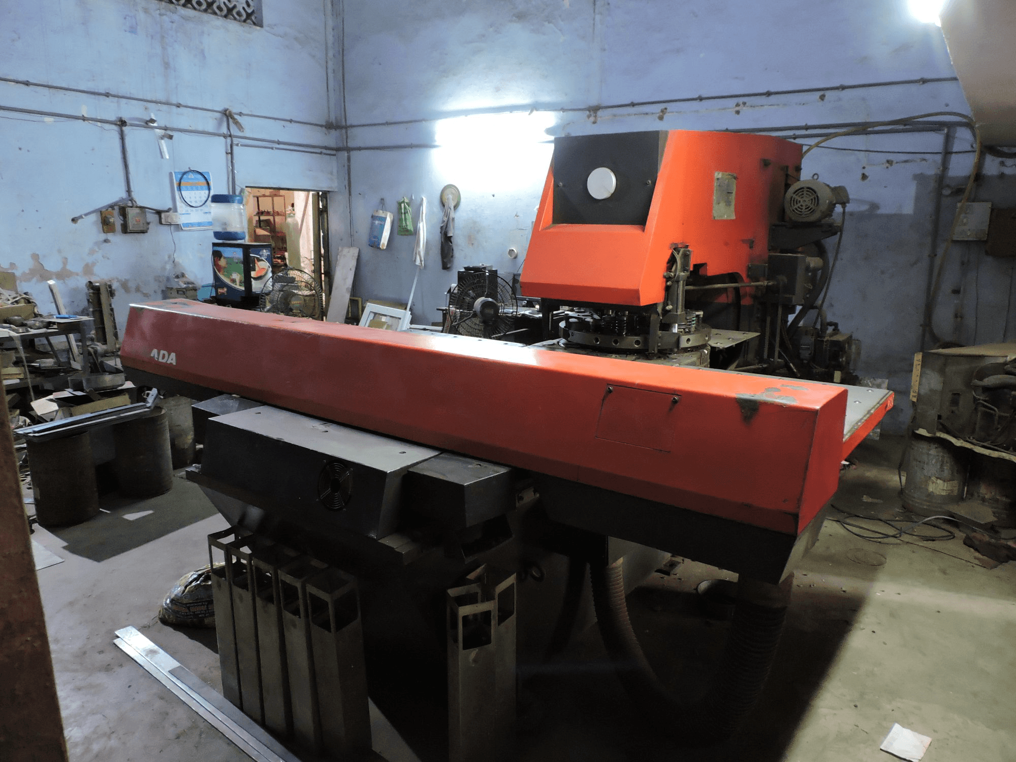 Pravý pohled na AMADA ARIES 245 stroj