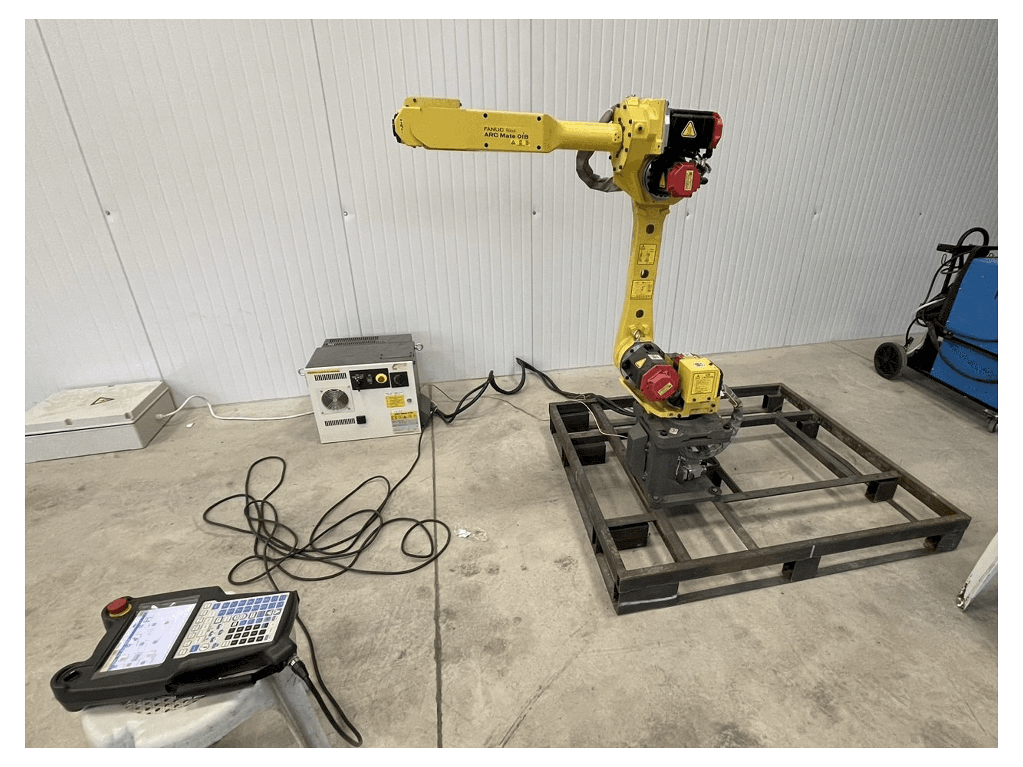 Čelní pohled na FANUC Arc mate 0iB stroj