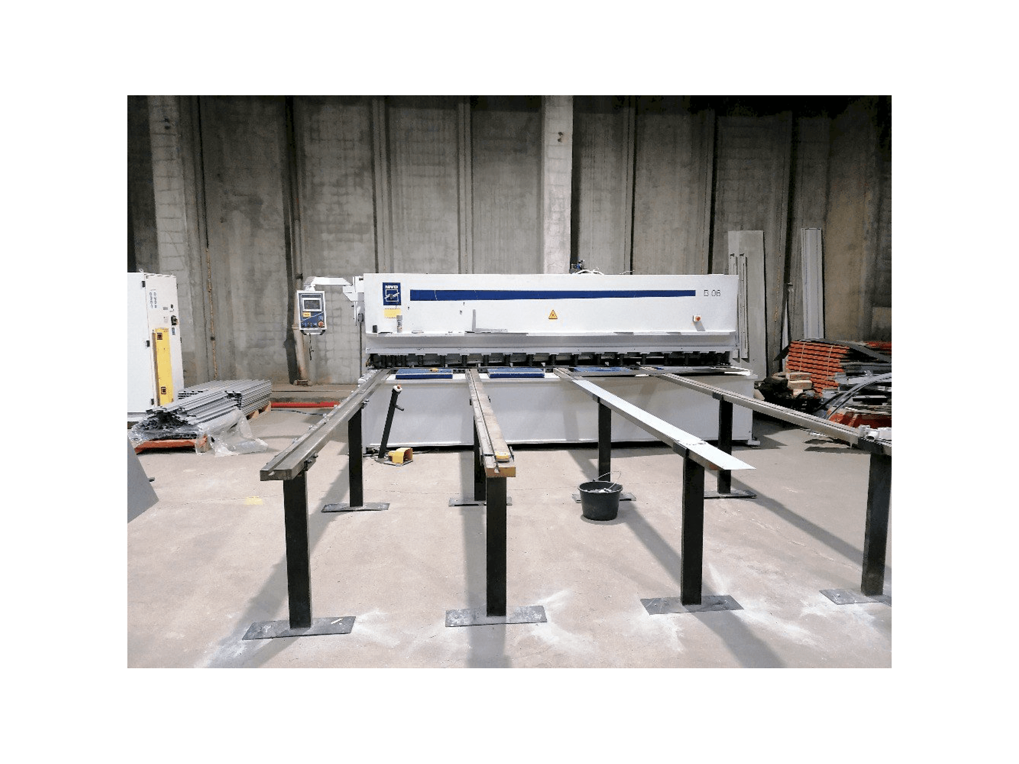 Čelní pohled na MVD B06-4000 stroj