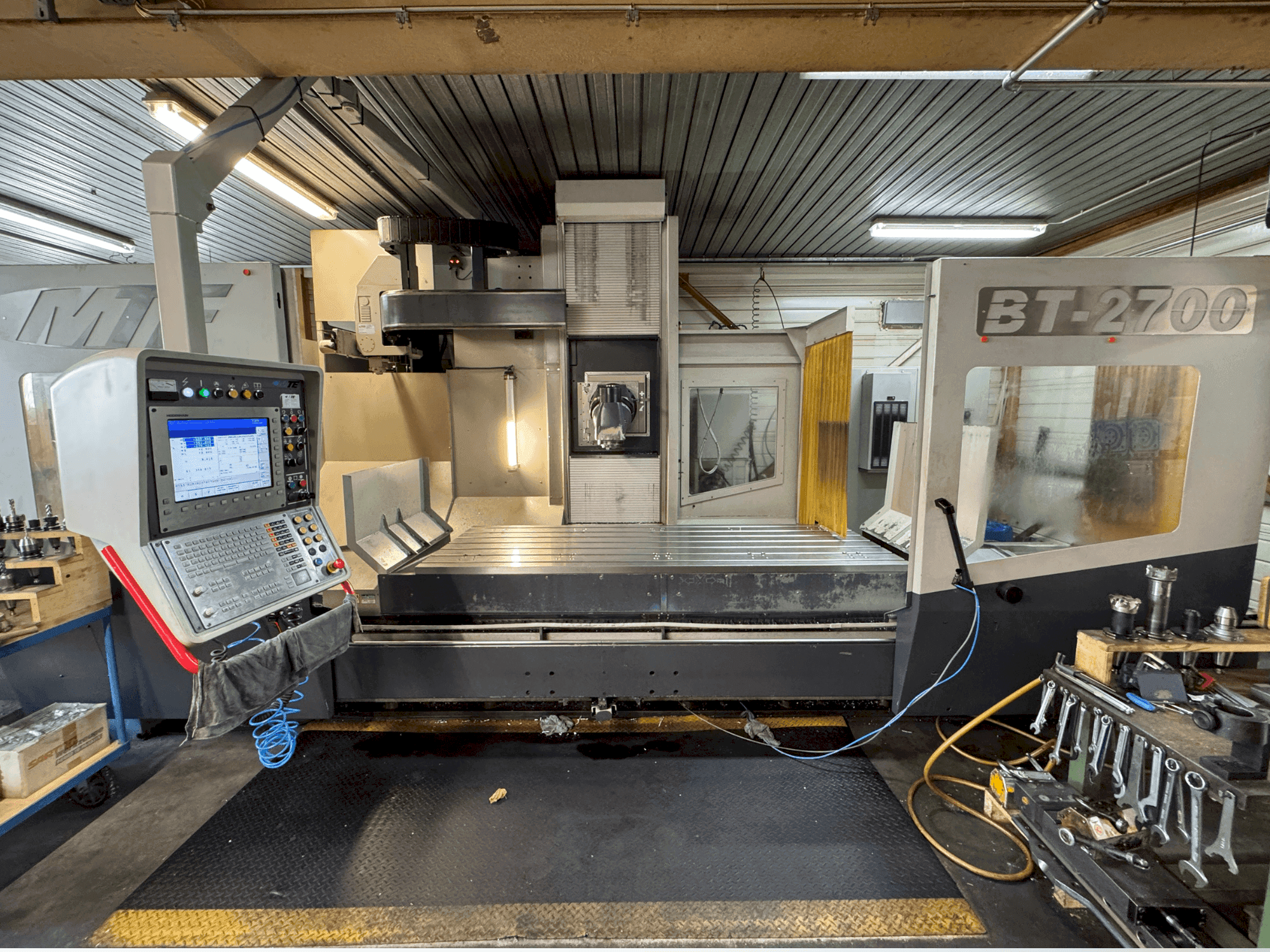 Čelní pohled na MTE BT-2700 stroj
