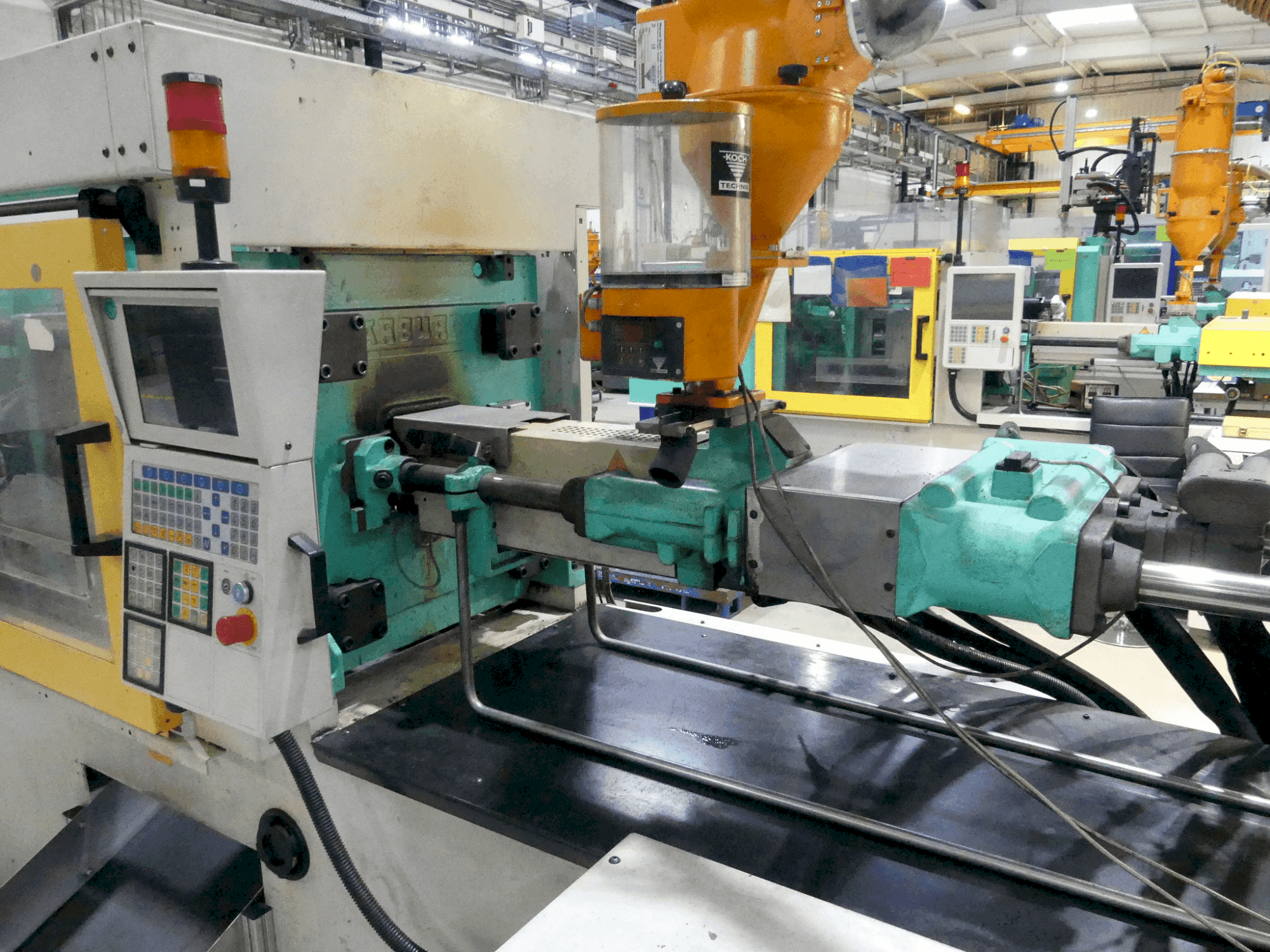 Čelní pohled na Arburg 420C-1000-250 stroj