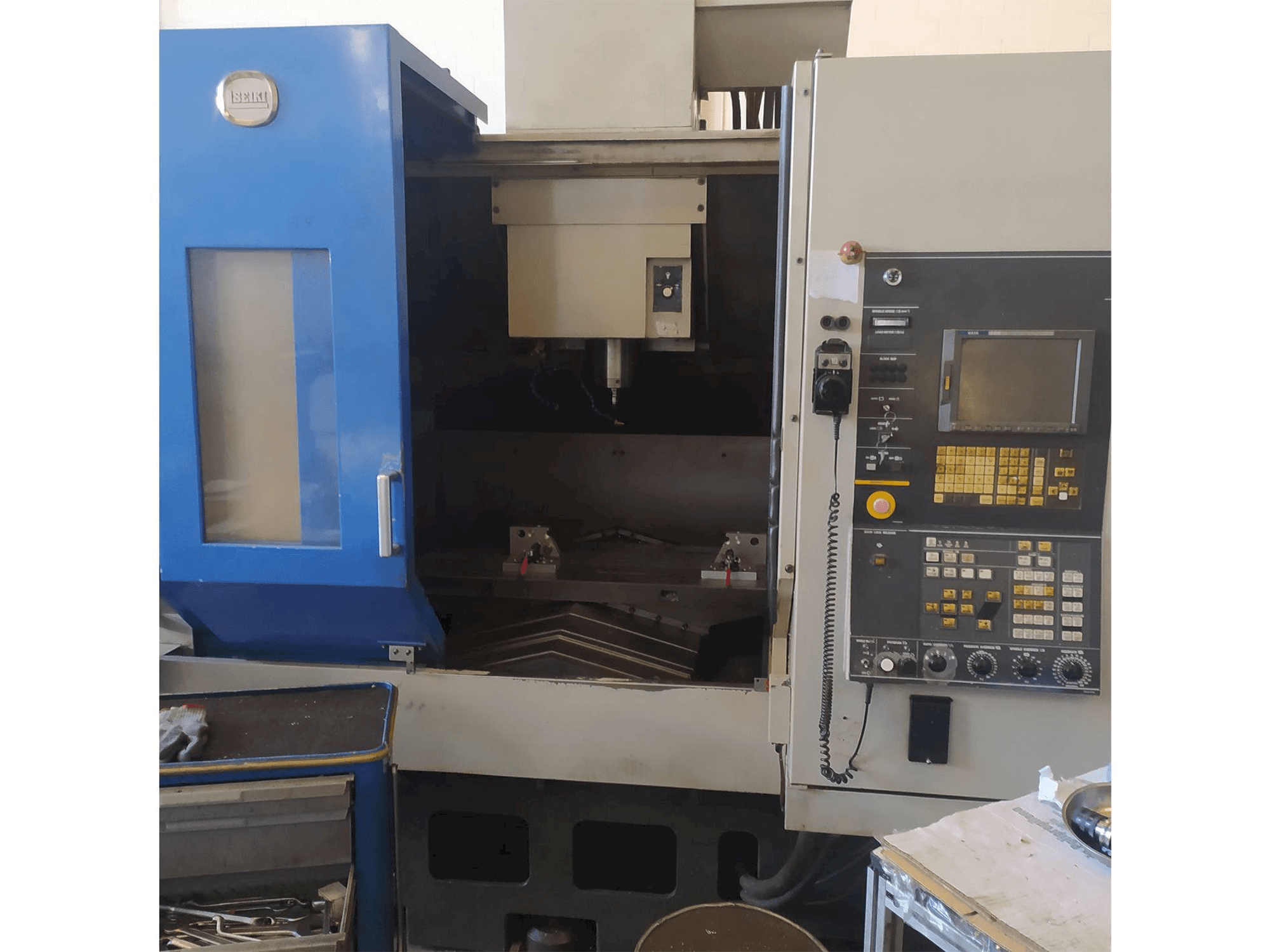 Čelní pohled na HITACHI SEIKI VS50 stroj